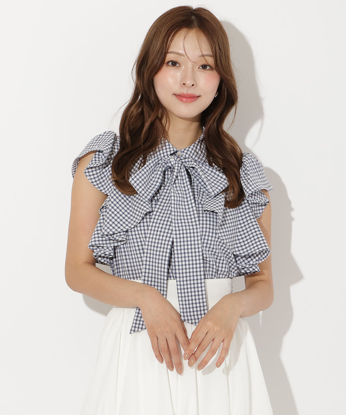 アンドクチュール「ギンガムサッカーフリルブラウス」|シャツ・ブラウス|