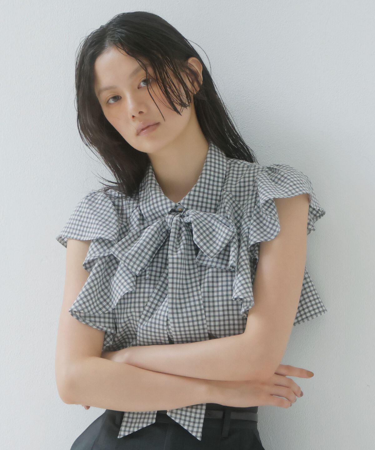 アンドクチュール「ギンガムサッカーフリルブラウス」|シャツ・ブラウス|
