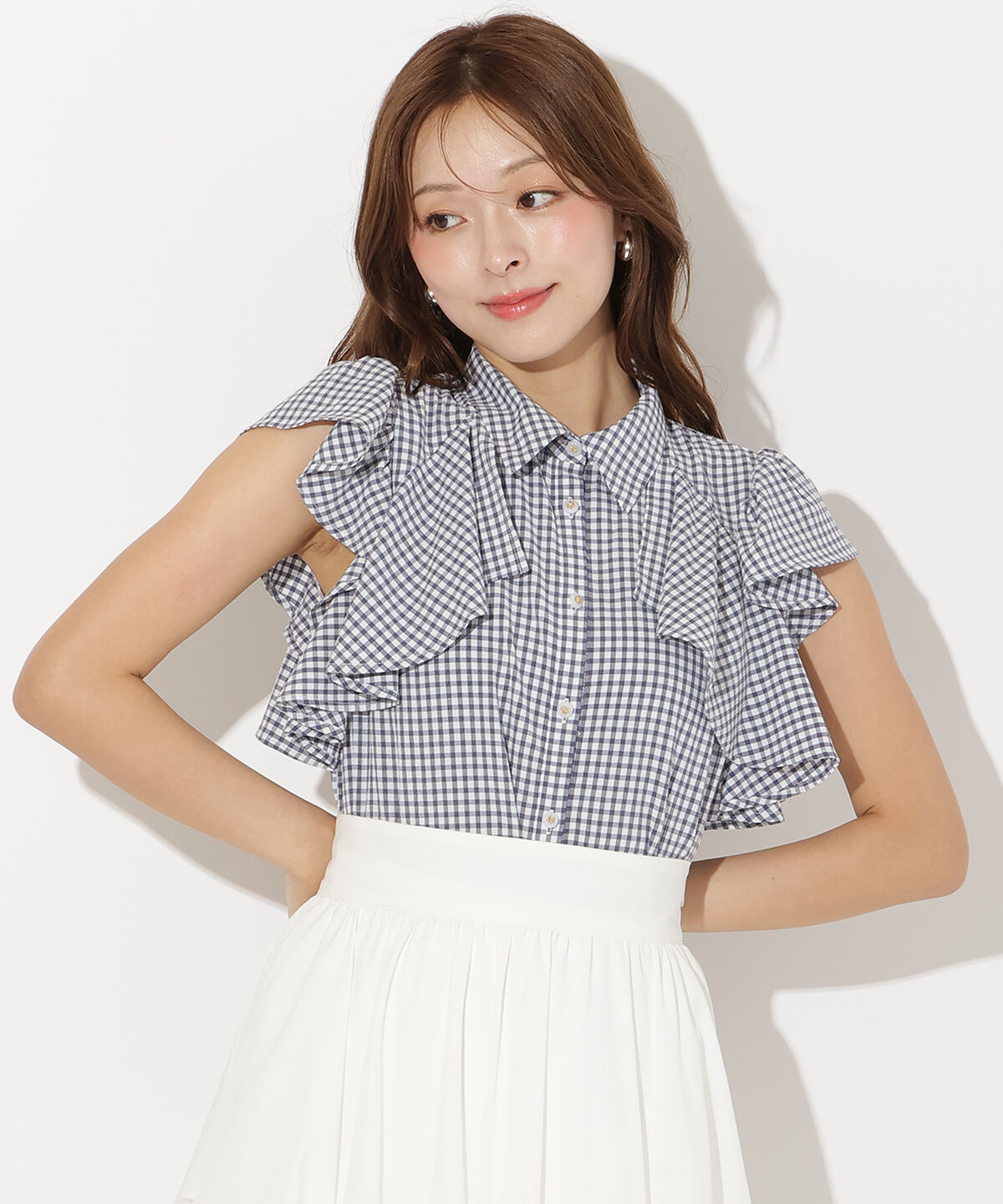 アンドクチュール「ギンガムサッカーフリルブラウス」|シャツ・ブラウス|