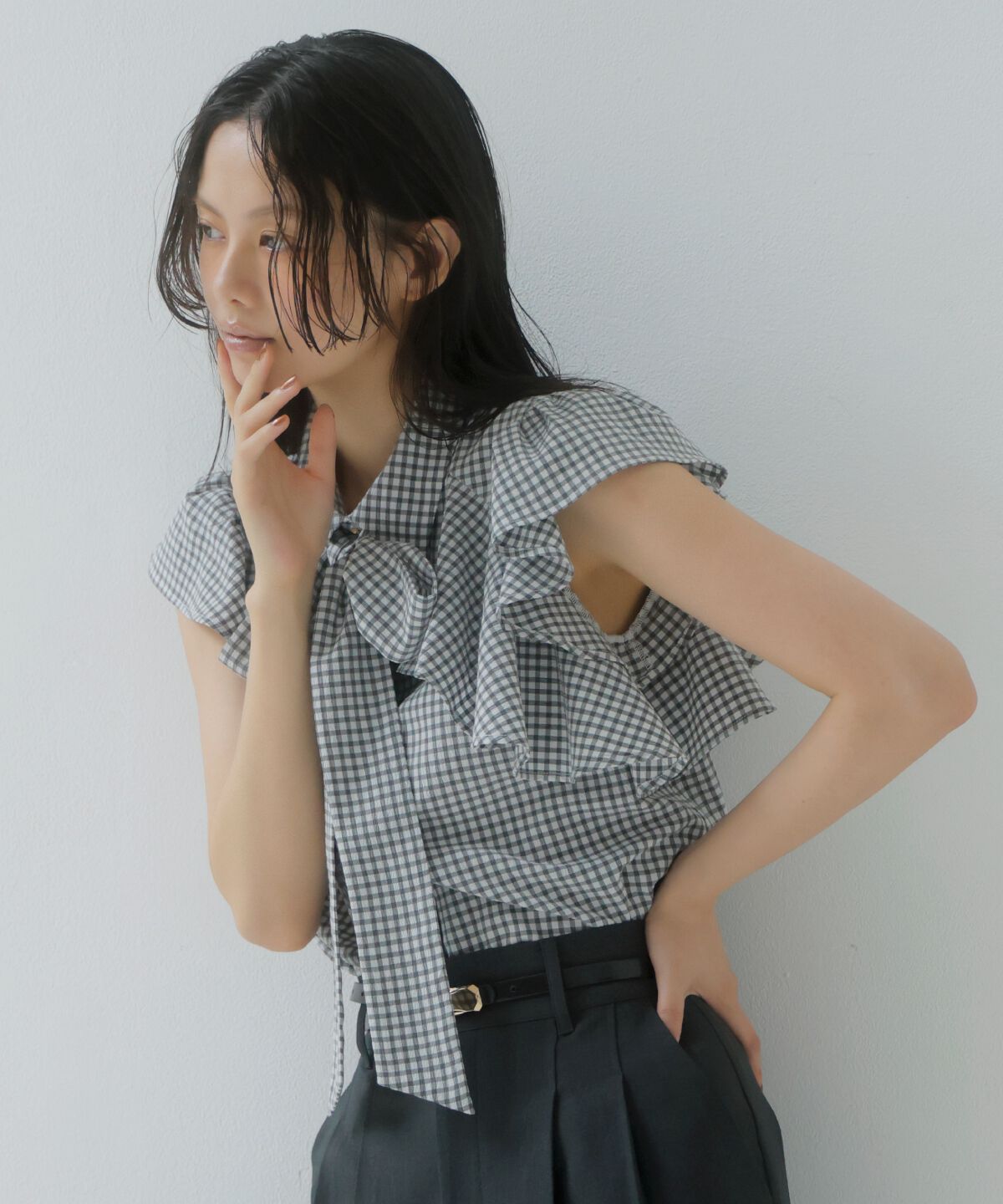 アンドクチュール「ギンガムサッカーフリルブラウス」|シャツ・ブラウス|