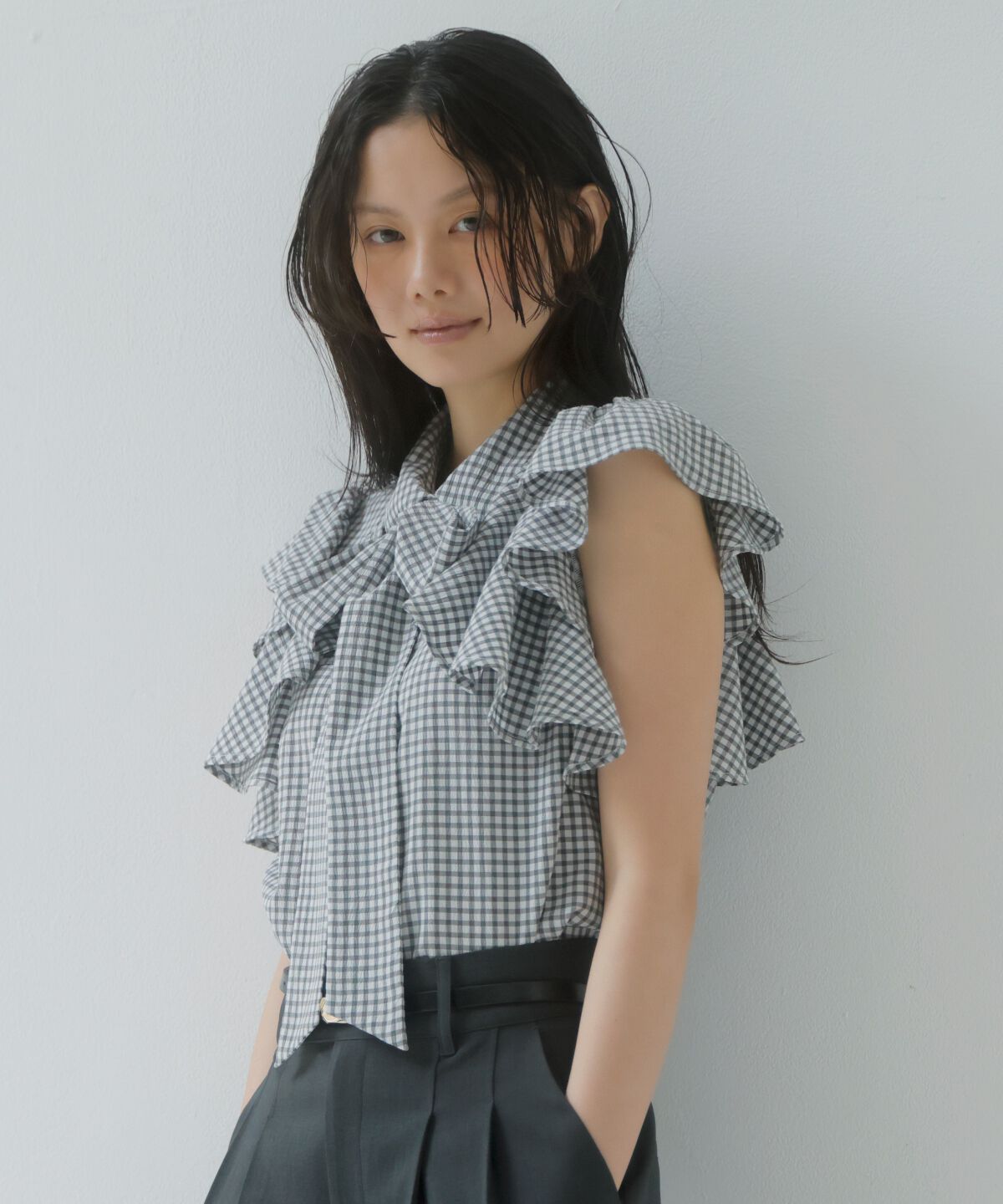 アンドクチュール「ギンガムサッカーフリルブラウス」|シャツ・ブラウス|