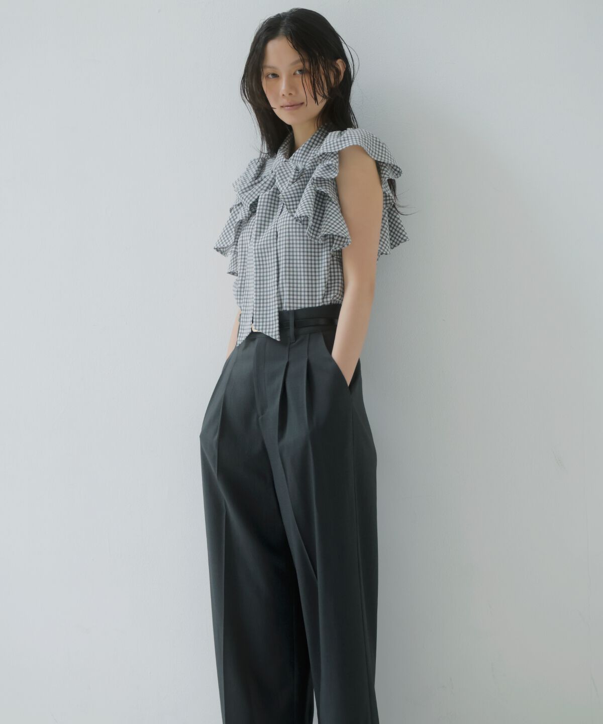 アンドクチュール「ギンガムサッカーフリルブラウス」|シャツ・ブラウス|