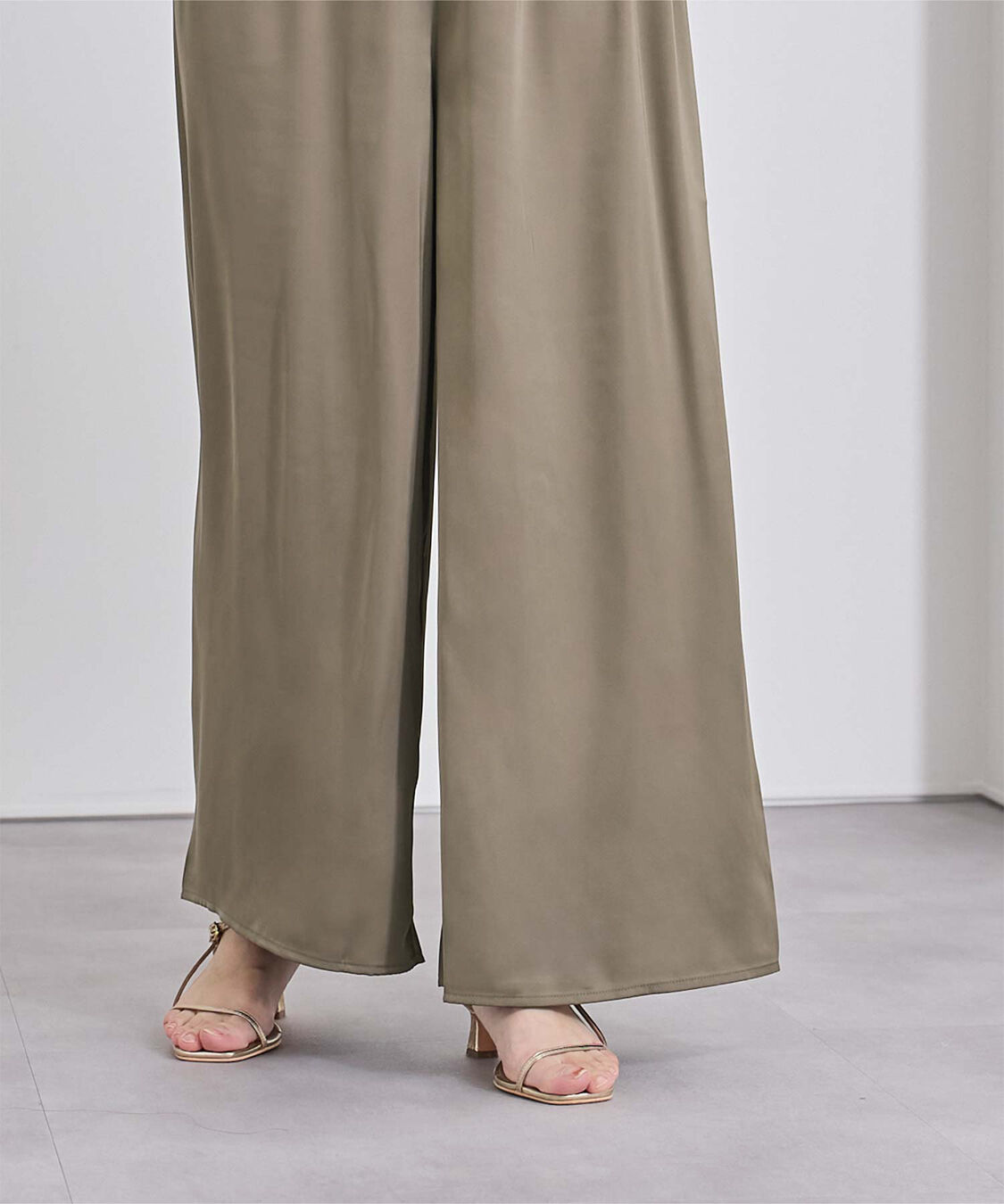 ur's「サテンイージードレープパンツ」|スラックス|