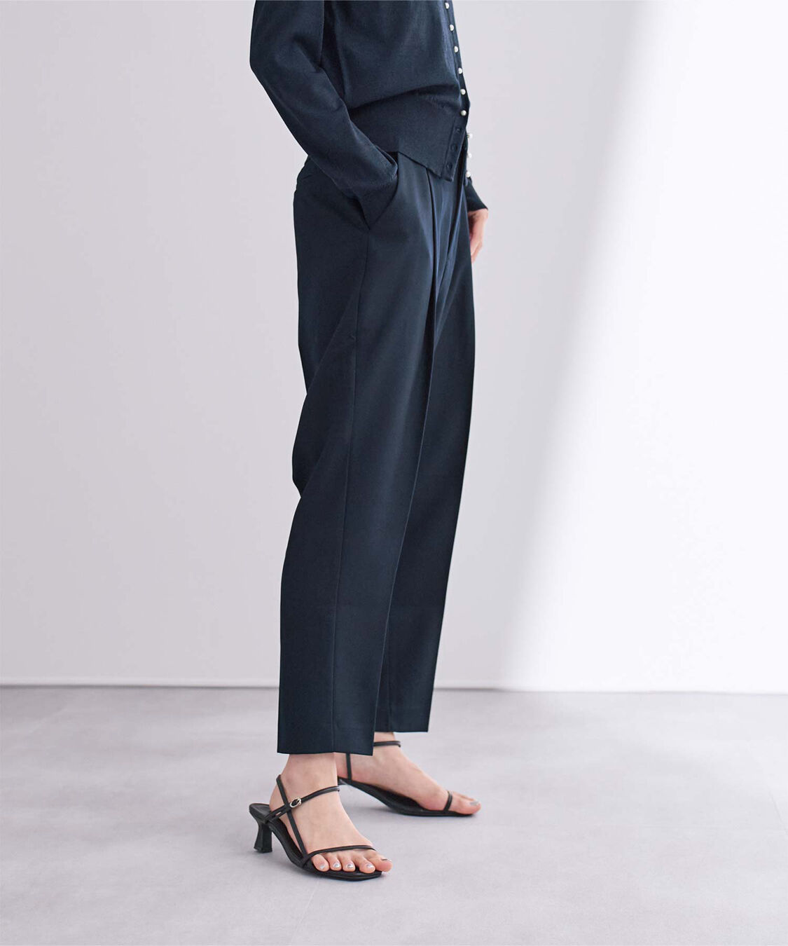 ur's「1タックセンタープレスコクーンパンツ」|スラックス|