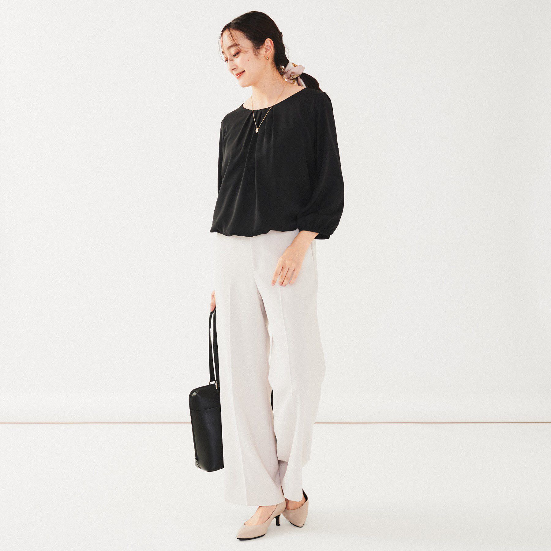 UNTITLED「【透けにくい/通勤】パウダリー タックブラウス」|シャツ・ブラウス|