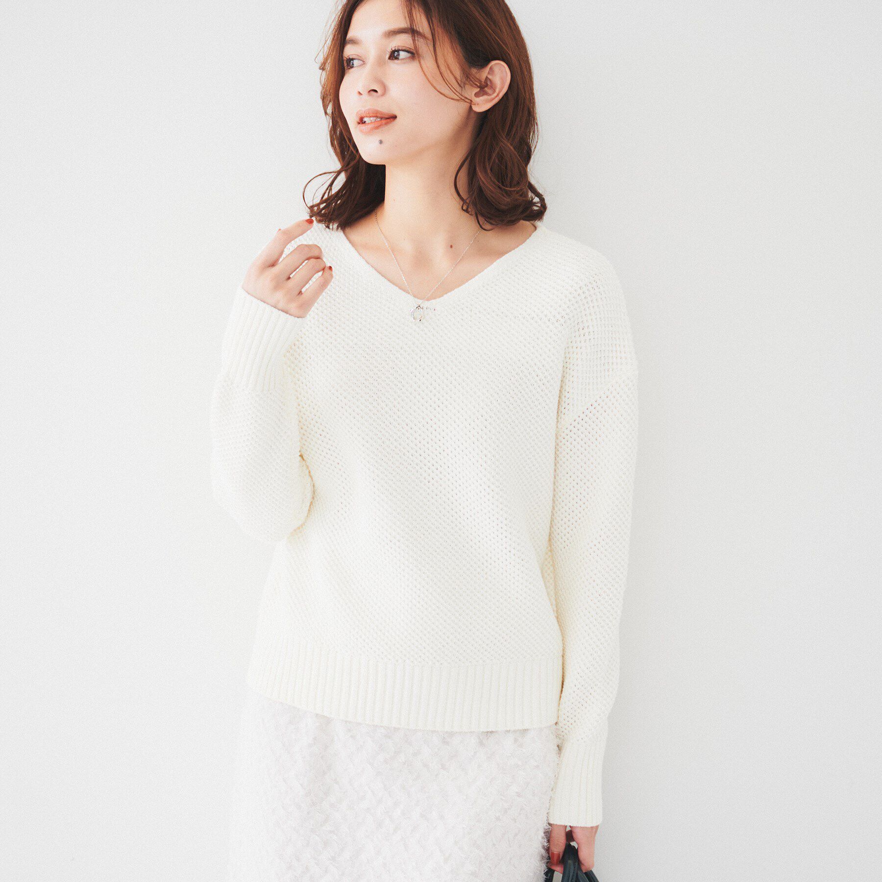 UNTITLED「【洗える/オンオフ使える】ファンシーヤーンVネックニット」|ニット・セーター|オフホワイト(003