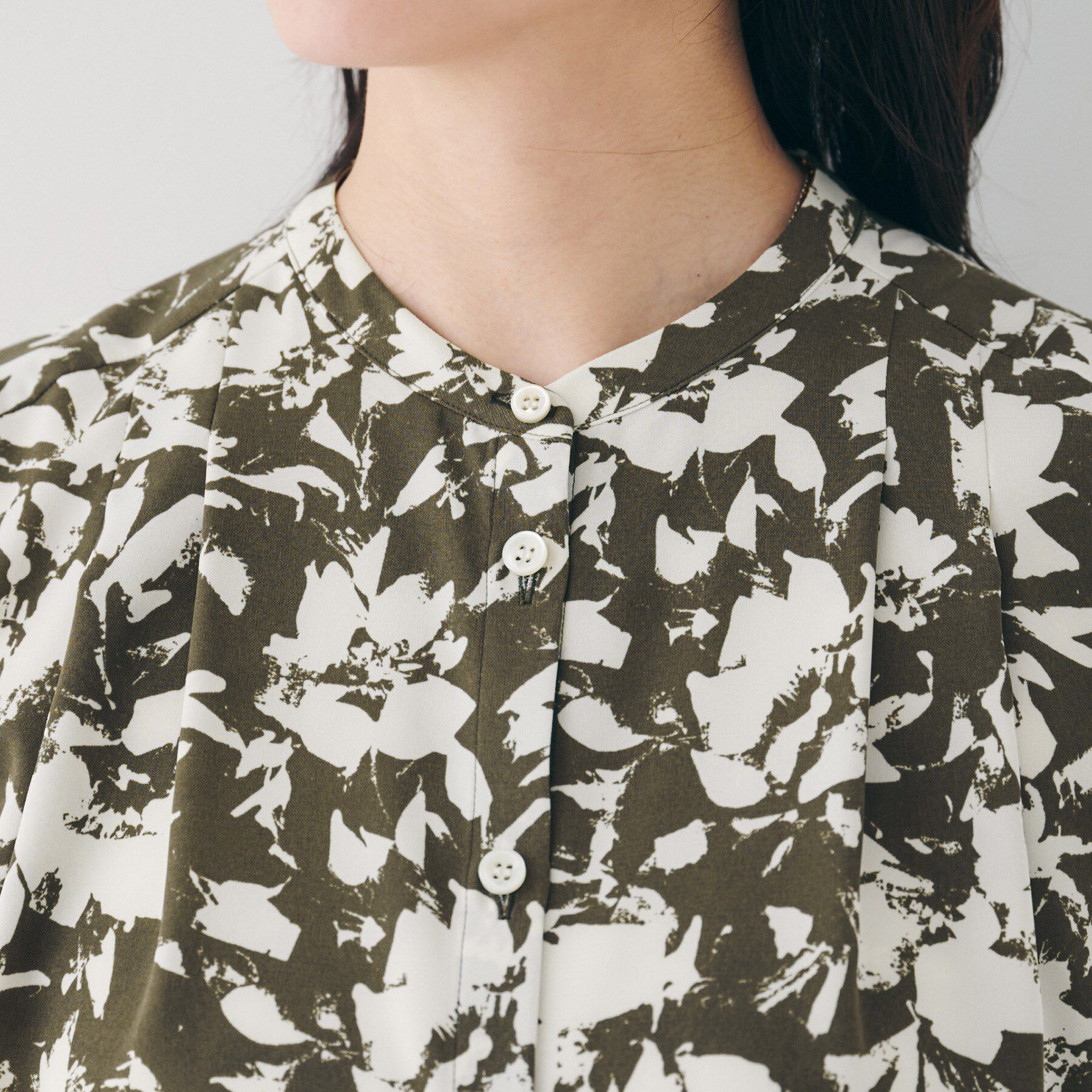 UNTITLED「【セットアップ可/洗える】モザイクフラワー柄ブラウス」|シャツ・ブラウス|