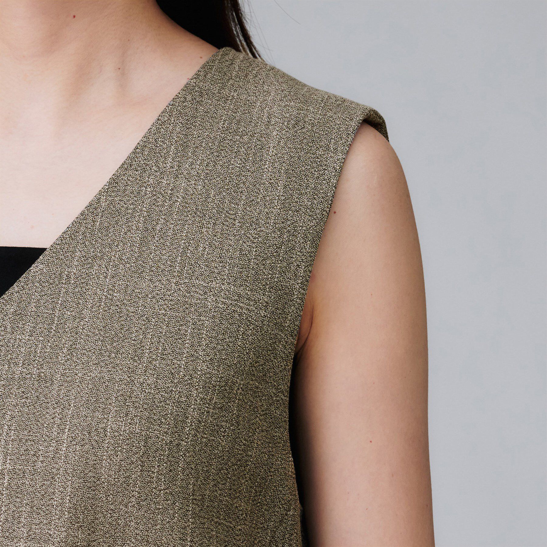 UNTITLED「【セットアップ可/洗える】梳毛調合繊Vネックベスト」|シャツ・ブラウス|