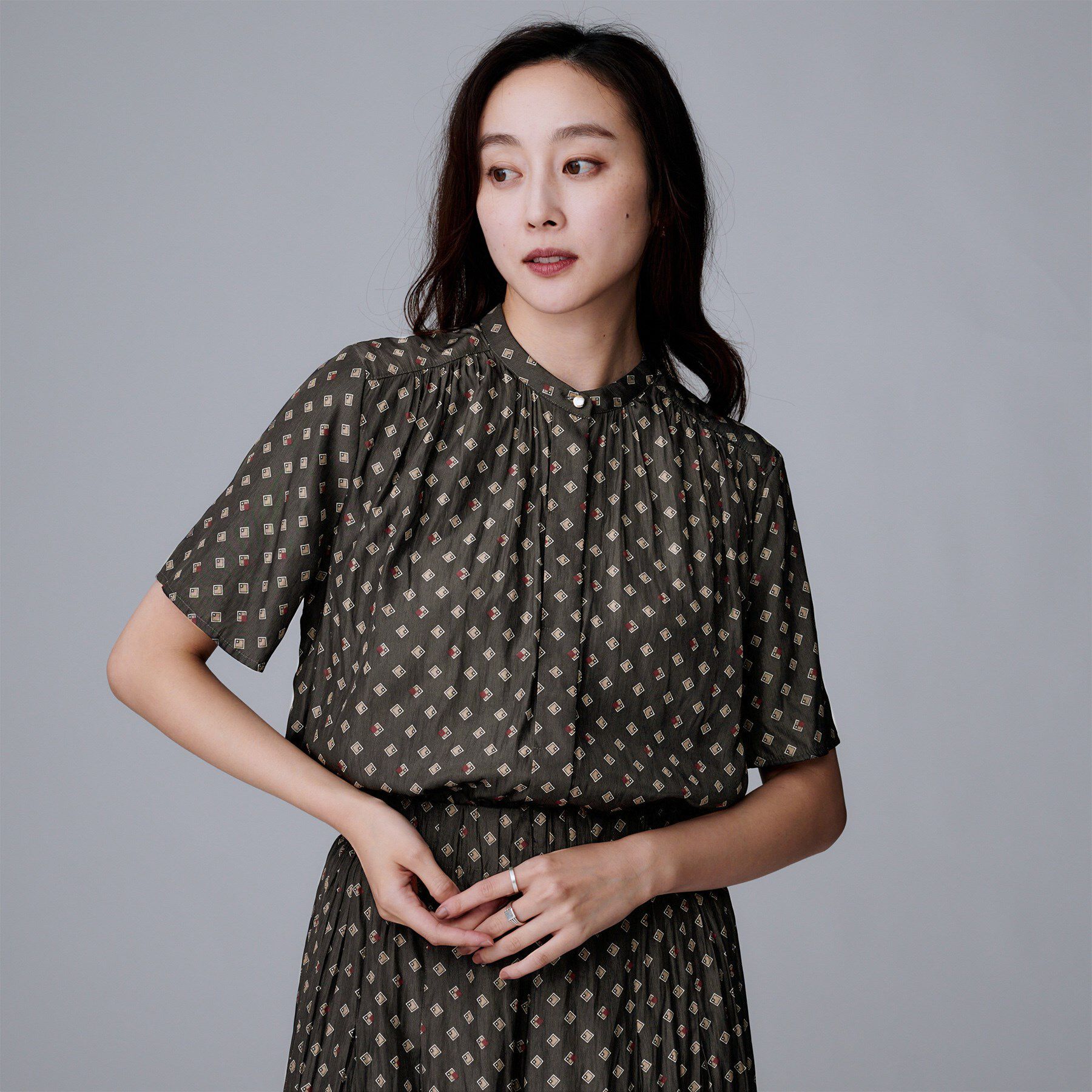 UNTITLED「【セットアップ可/リラクシー/通勤】スクエアジオメ柄ブラウス」|シャツ・ブラウス|チャコールグレー(1