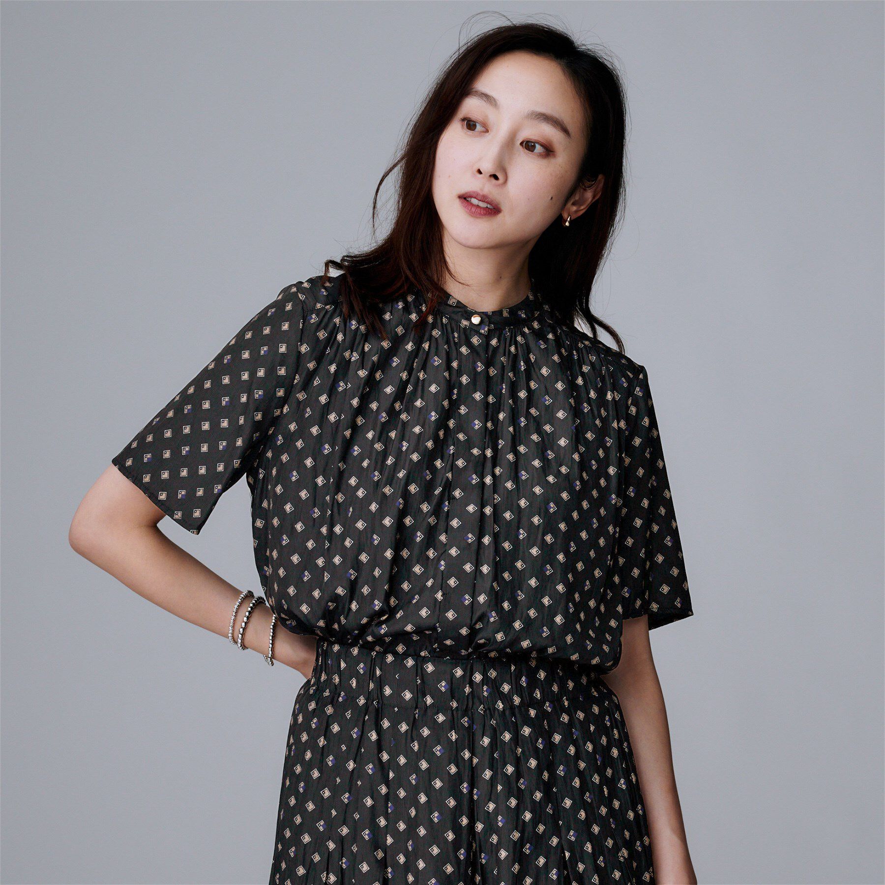 UNTITLED「【セットアップ可/リラクシー/通勤】スクエアジオメ柄ブラウス」|シャツ・ブラウス|ブラック(119)