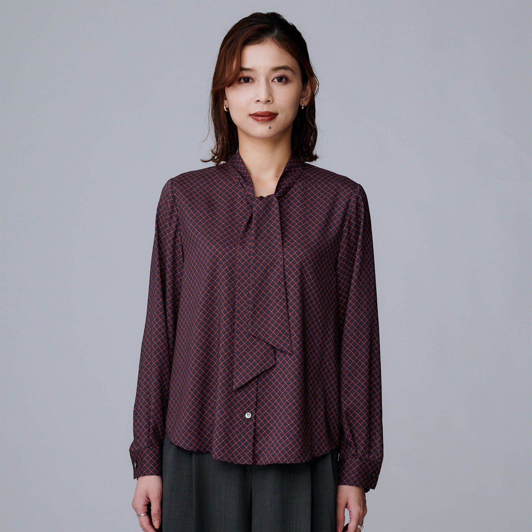 UNTITLED「【ボウタイ/通勤スーツ/オフィス】スクエアプリントブラウス」|シャツ・ブラウス|