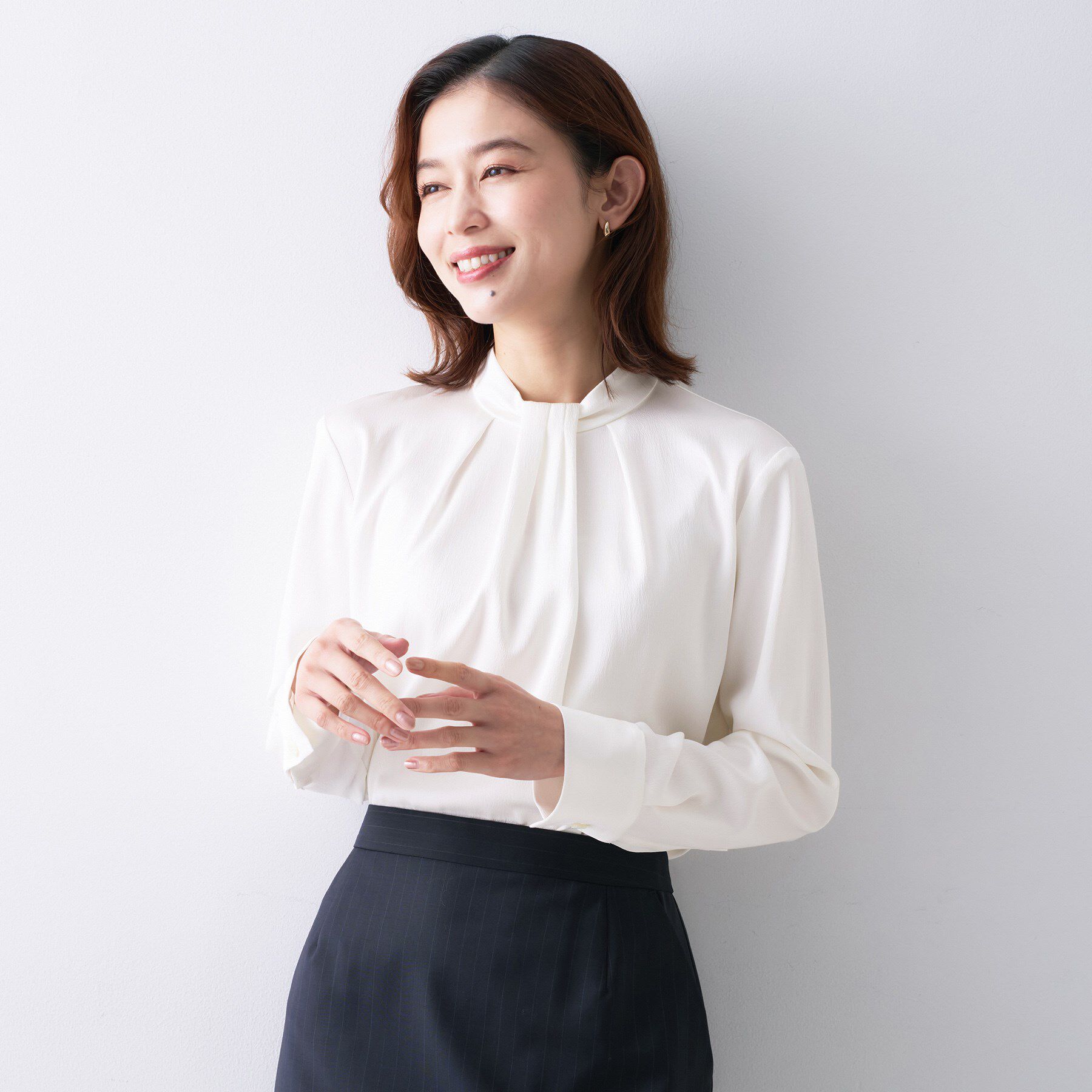 UNTITLED「【きれいめ/お仕事着】サテンドレープブラウス」|シャツ・ブラウス|
