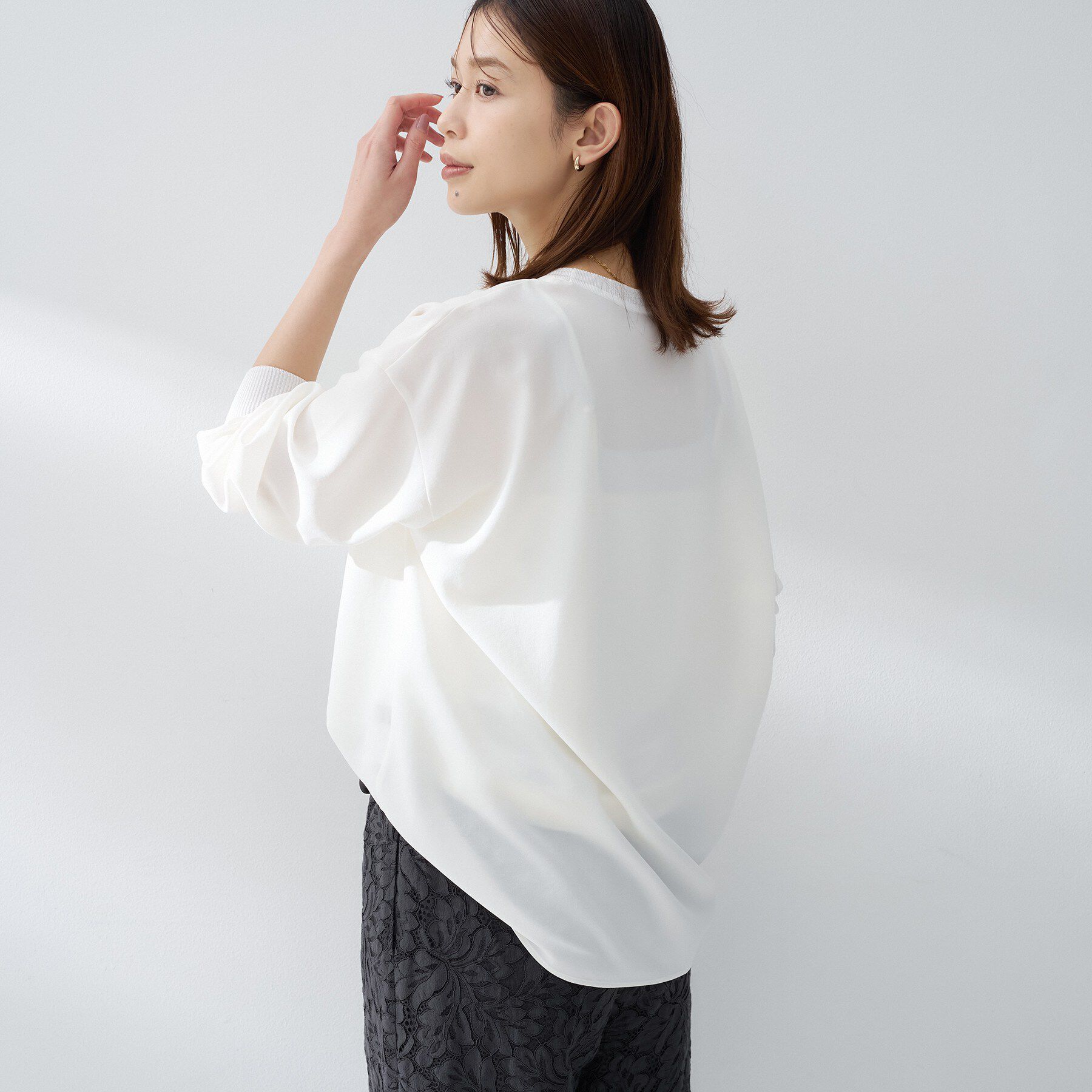 UNTITLED「【洗える/ゆったり】リッチジョーゼットブラウス」|シャツ・ブラウス|オフホワイト(003
