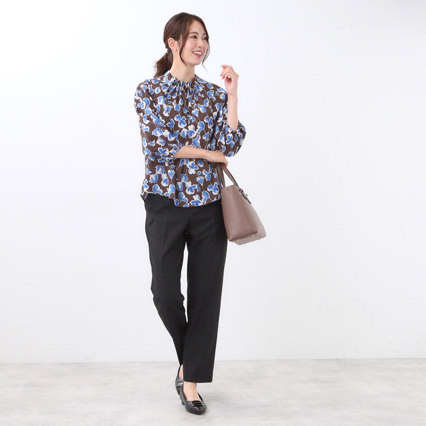 Reflect「【ジャケットのインナーにおすすめ◎】花柄タックデザインブブラウス」|シャツ・ブラウス|