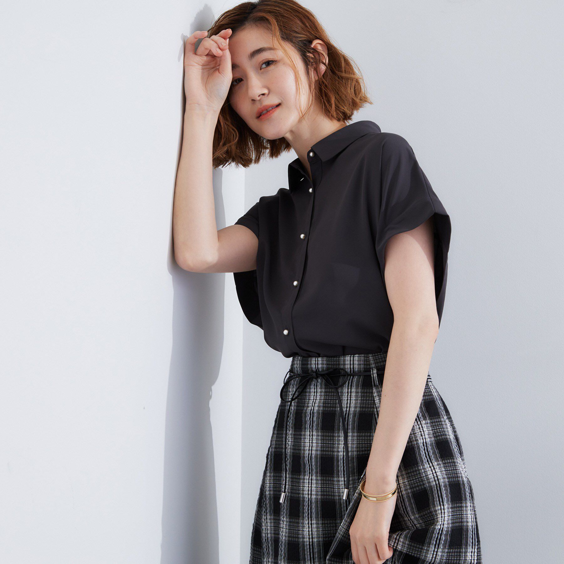 grove「【雑誌掲載】お手入れ楽ちんが嬉しい機能付き！大人のキレイとろみシャツ」|シャツ・ブラウス|スミクロ(018)