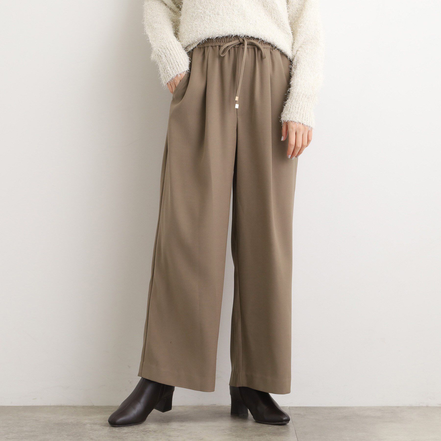 grove「きれい見えとリラックス感を両立。秋の大人カジュアルに効くイージーパンツ」|その他|