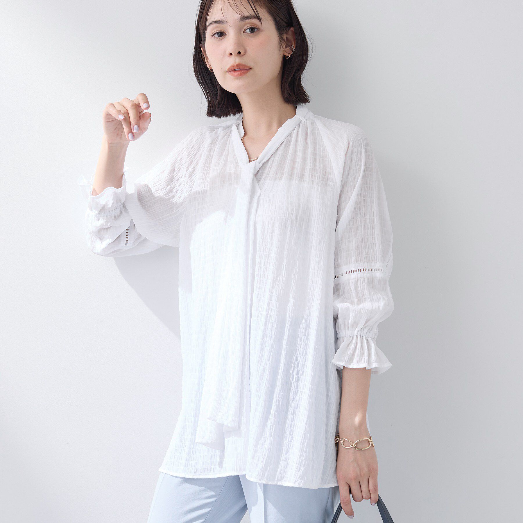 INDIVI「【洗える／シャーリング素材】ボリューム袖エアリーブラウス」|シャツ・ブラウス|