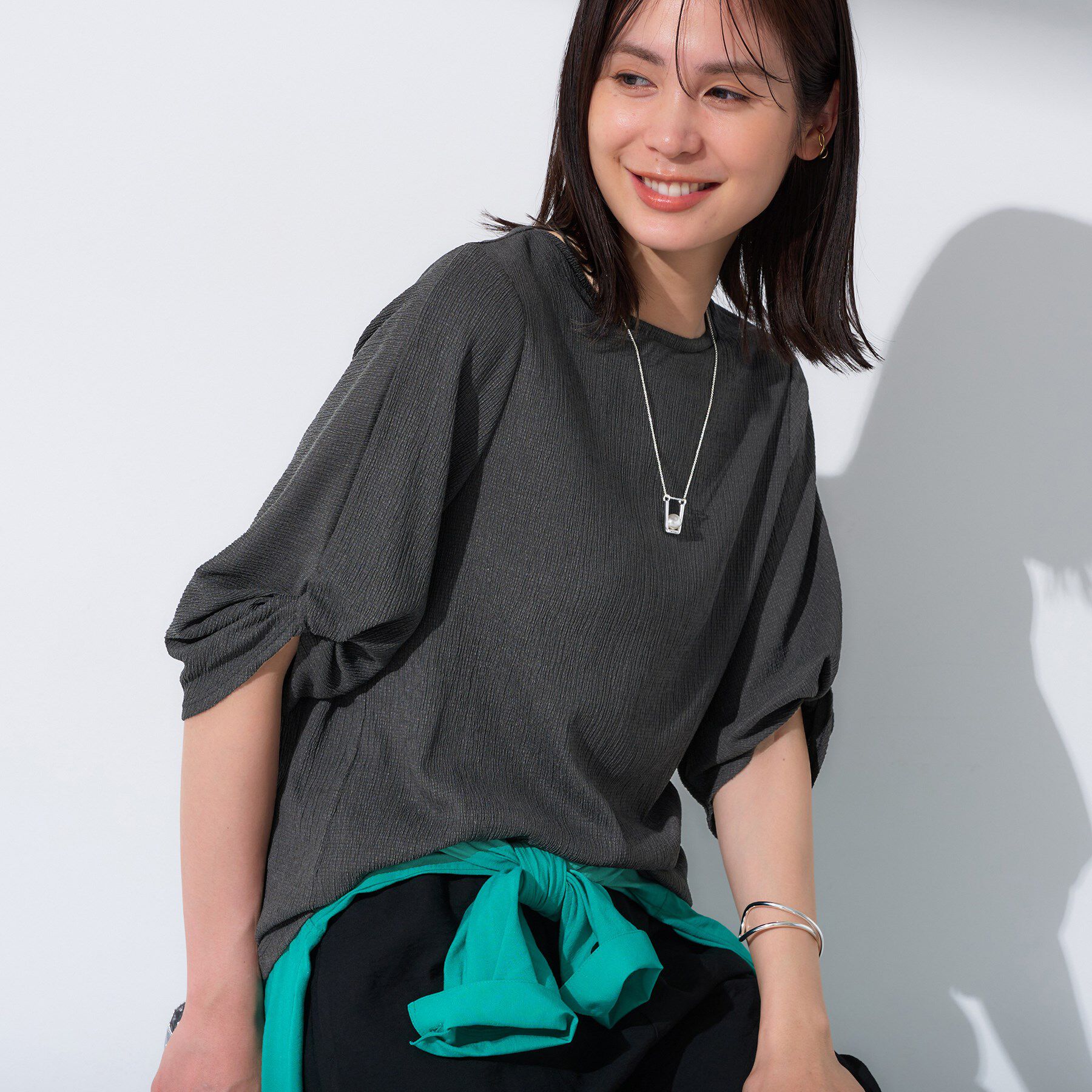 INDIVI「【UVケア／吸汗速乾】凹凸素材ねじり袖トップス」|Tシャツ・カットソー|チャコールグレー(0