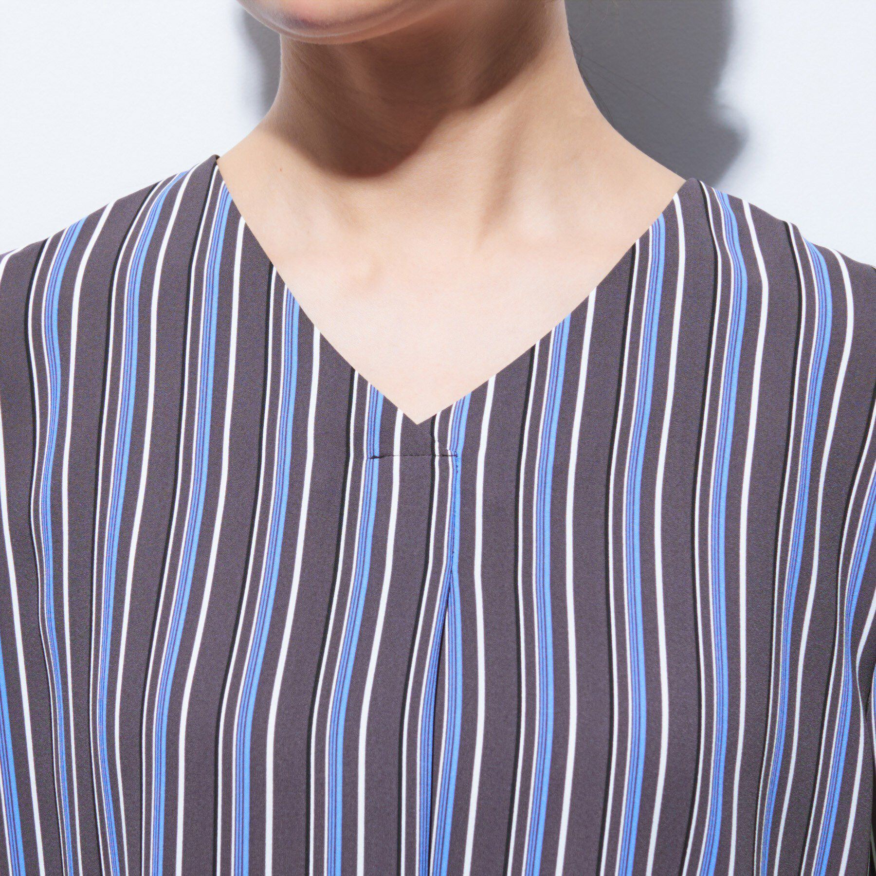 INDIVI「【洗える／通勤】無地＆マルチストライプ柄Vネックブラウス」|シャツ・ブラウス|