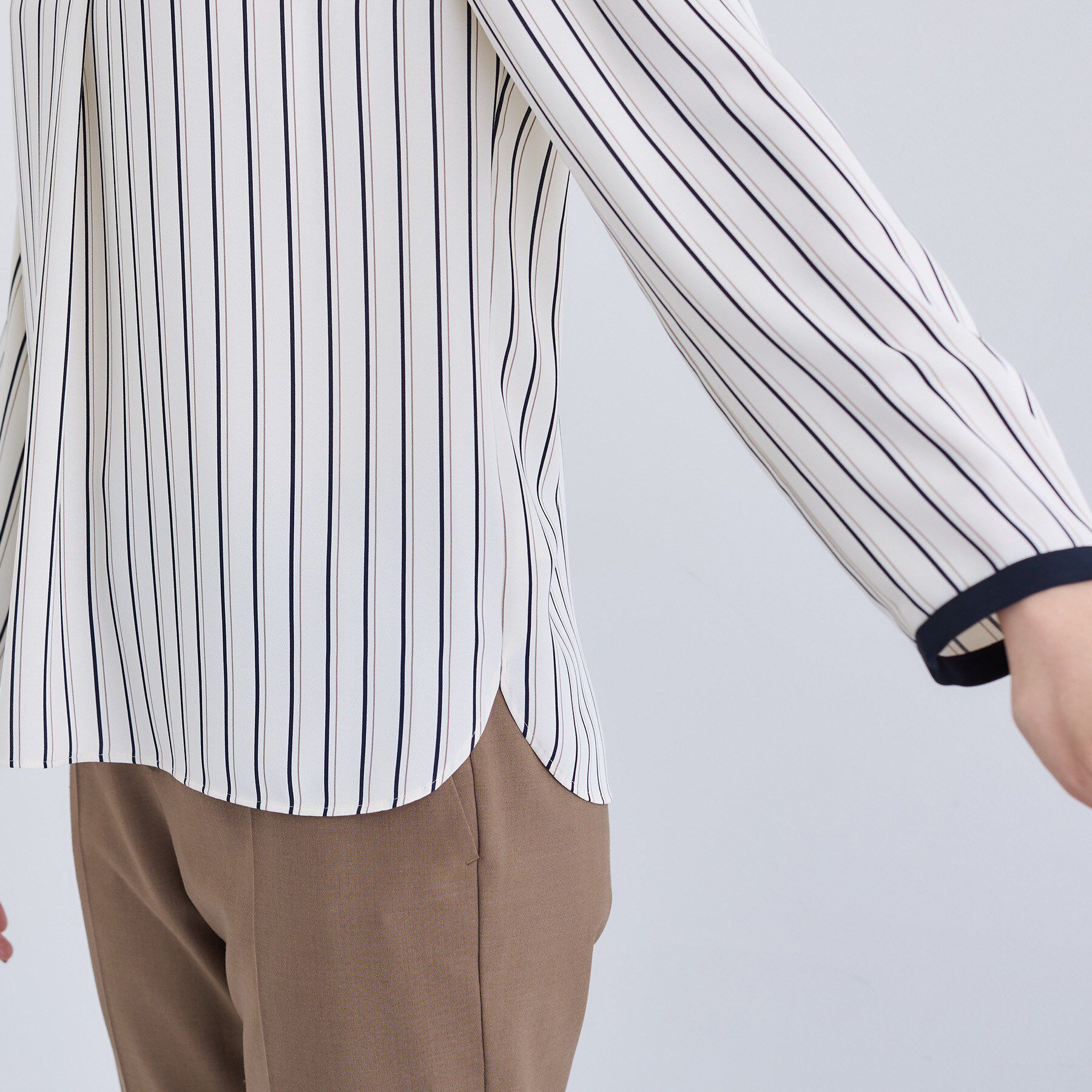 INDIVI「【通勤／イージーケア】Vネック ジョーゼットブラウス」|シャツ・ブラウス|