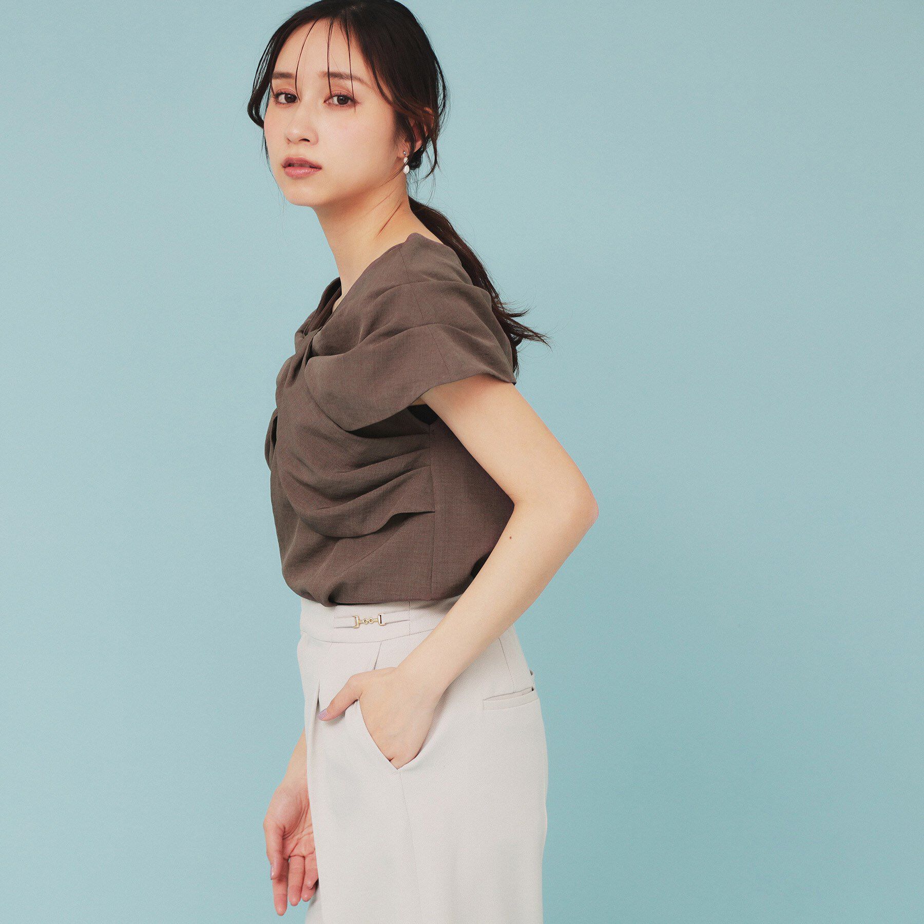 index「ビッグリボンショールブラウス【洗濯機洗い可/吸水速乾/防シワ/抗ピル/イージーアイロン】」|シャツ・ブラウス|ブラウン(843)