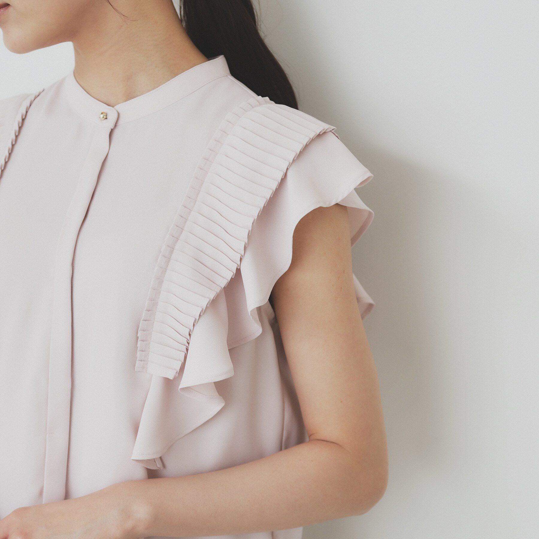 index「プリーツフリルバンドカラーブラウス【洗濯機洗い可/イージーアイロン】」|シャツ・ブラウス|