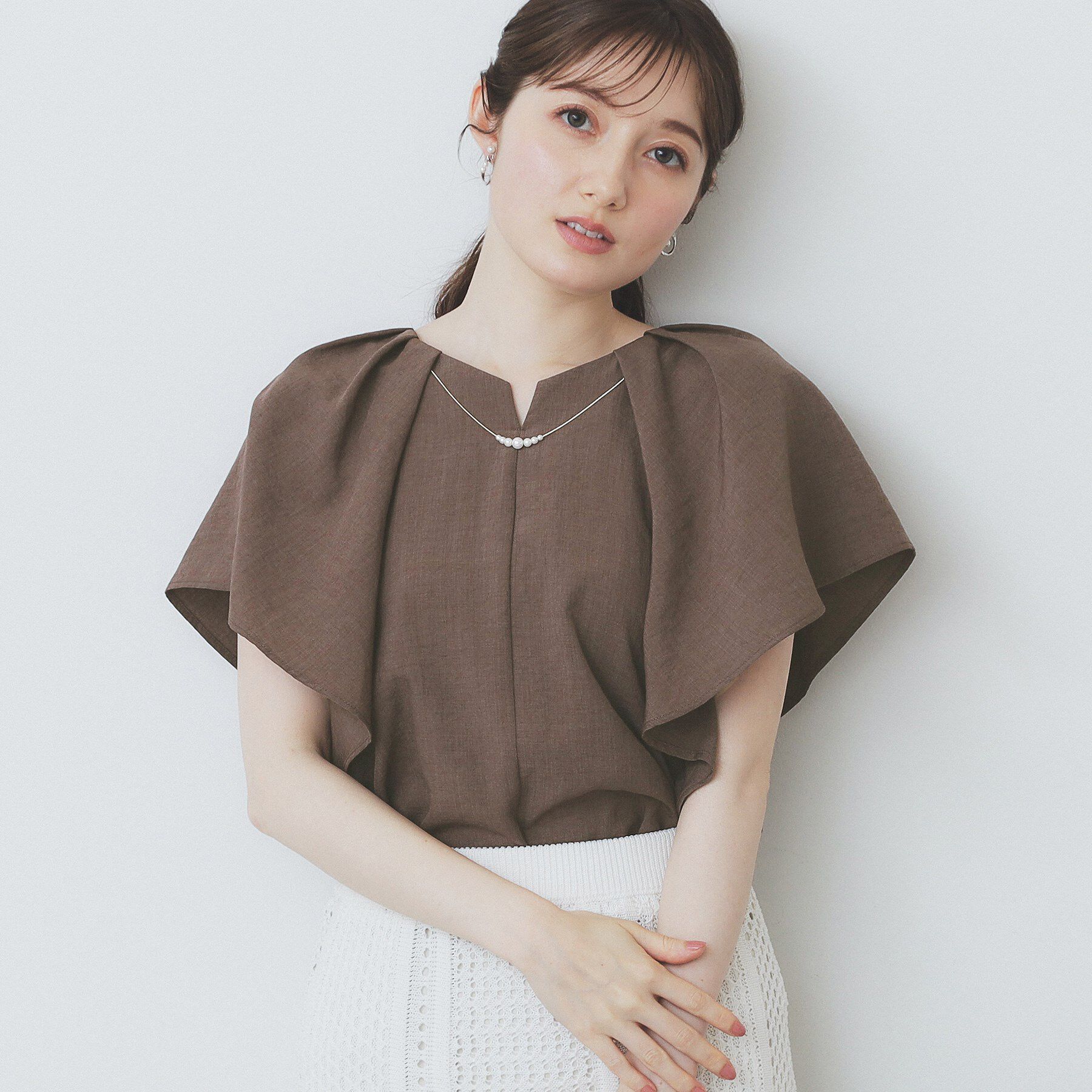 index「《7色展開/S-LLサイズ》フリルタックスリーブキーネックブラウス【吸水速乾/洗濯機可/イージーアイ」|シャツ・ブラウス|