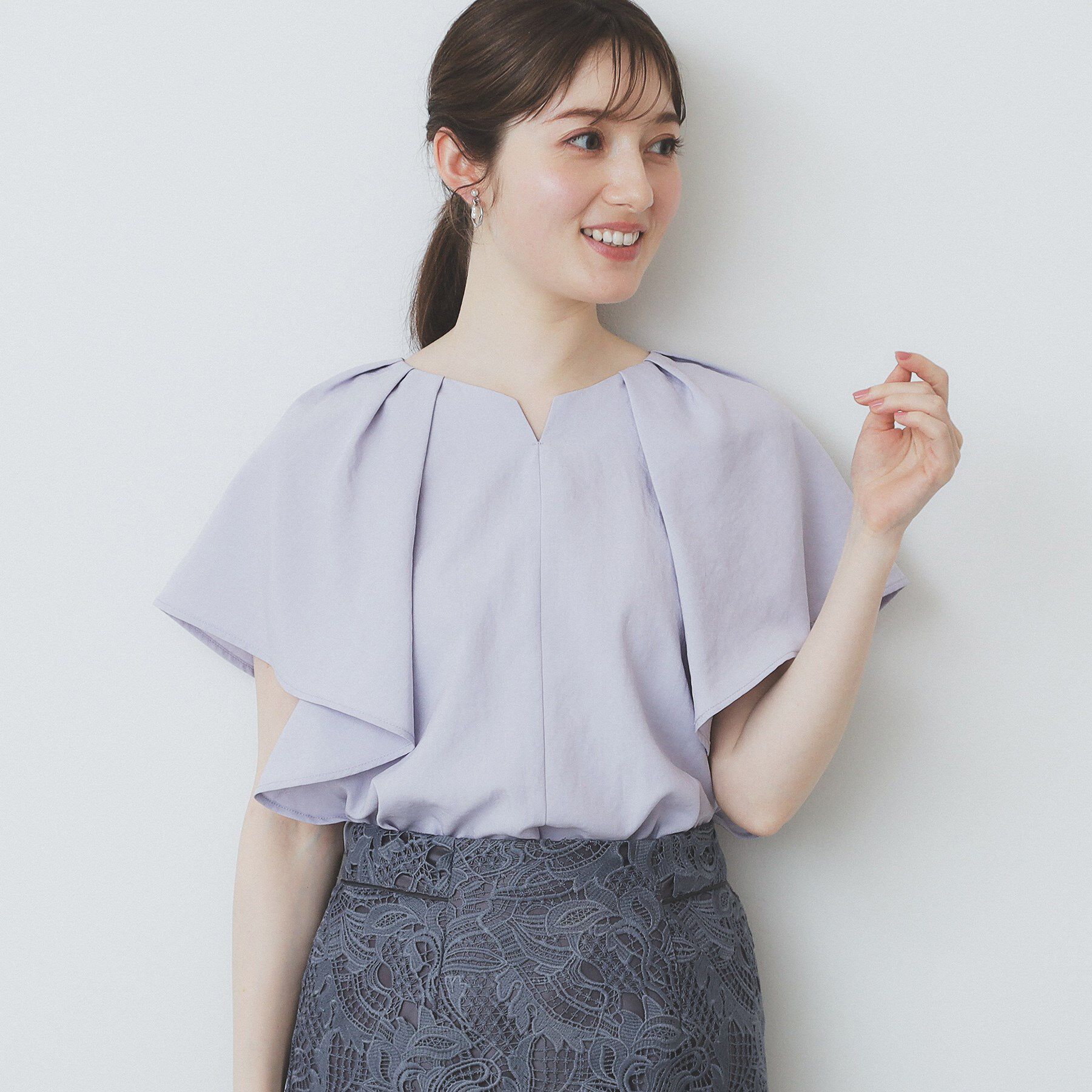 index「《7色展開/S-LLサイズ》フリルタックスリーブキーネックブラウス【吸水速乾/洗濯機可/イージーアイ」|シャツ・ブラウス|