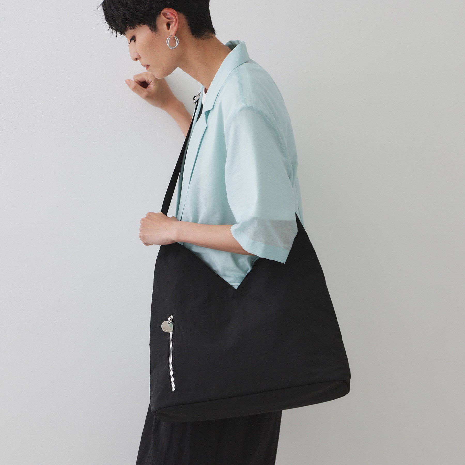 OPAQUE.CLIP「【A4サイズ対応／長さ調整可能】ダブルトライアングルデザインショルダーバッグ」|ショルダー・メッセンジャー|