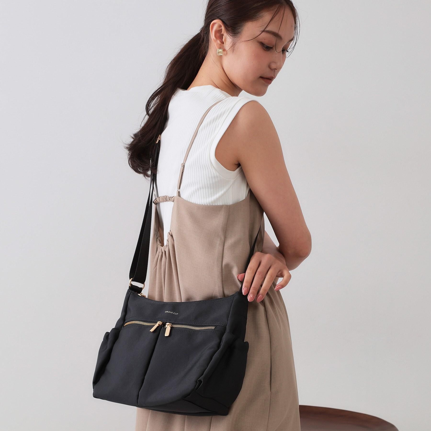 OPAQUE.CLIP「【軽量/撥水加工/多ポケット】ツイルミドルサイズムーンショルダーバッグ」|ショルダー・メッセンジャー|ブラック(019)