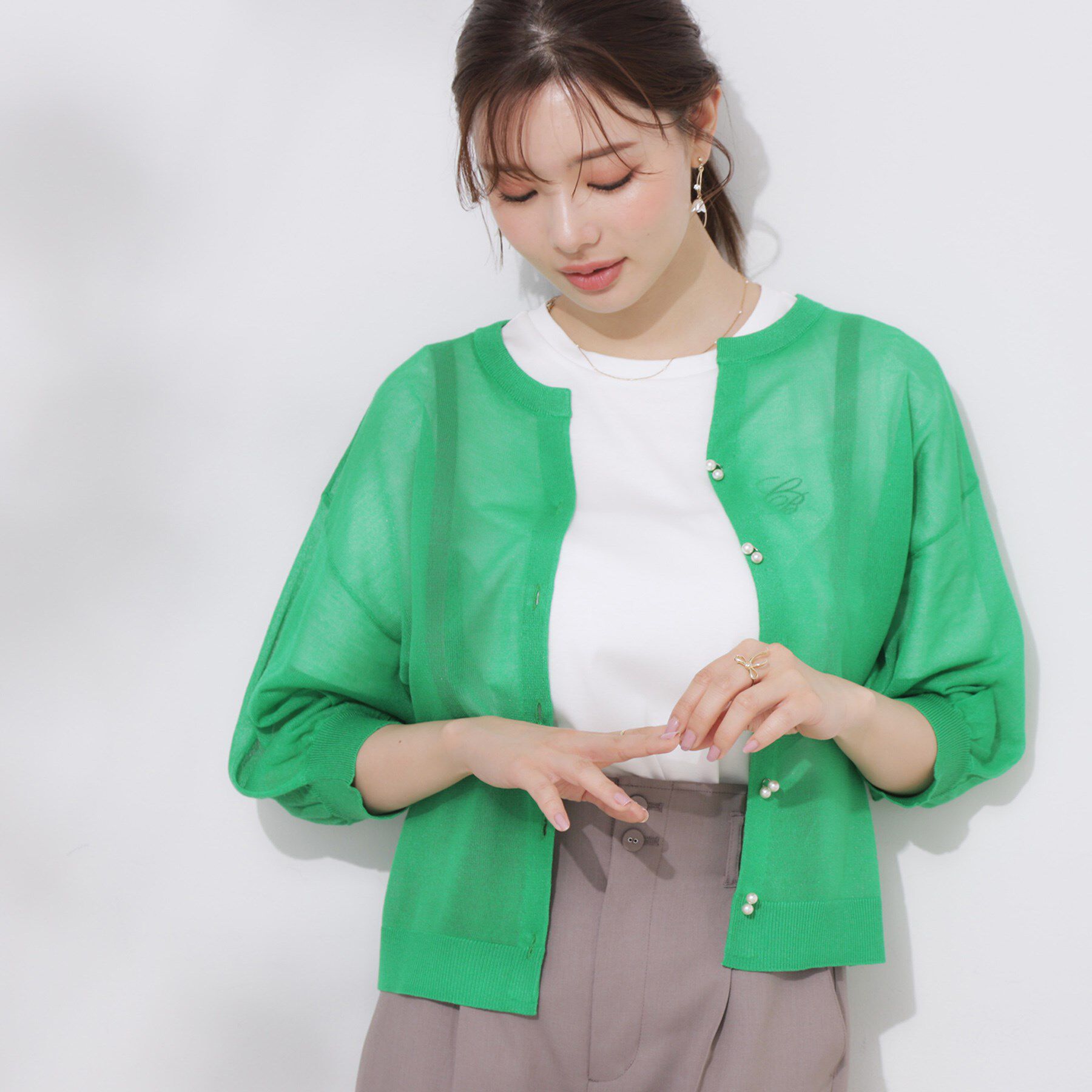 Couture broach「【前後2WAY・二の腕カバー】ダブルパール調釦5分袖シアーカーディガントップス」|カーディガン|