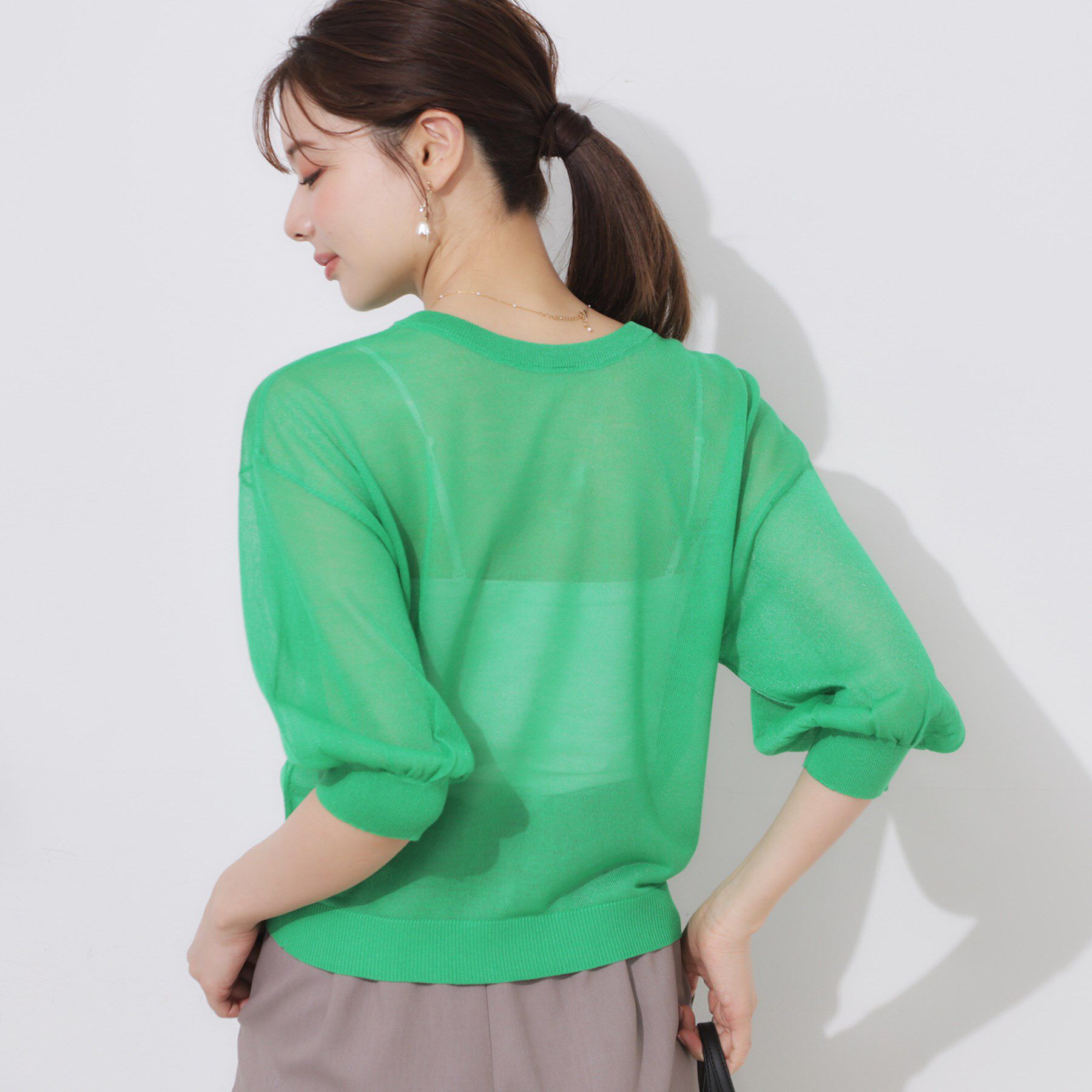 Couture broach「【前後2WAY・二の腕カバー】ダブルパール調釦5分袖シアーカーディガントップス」|カーディガン|