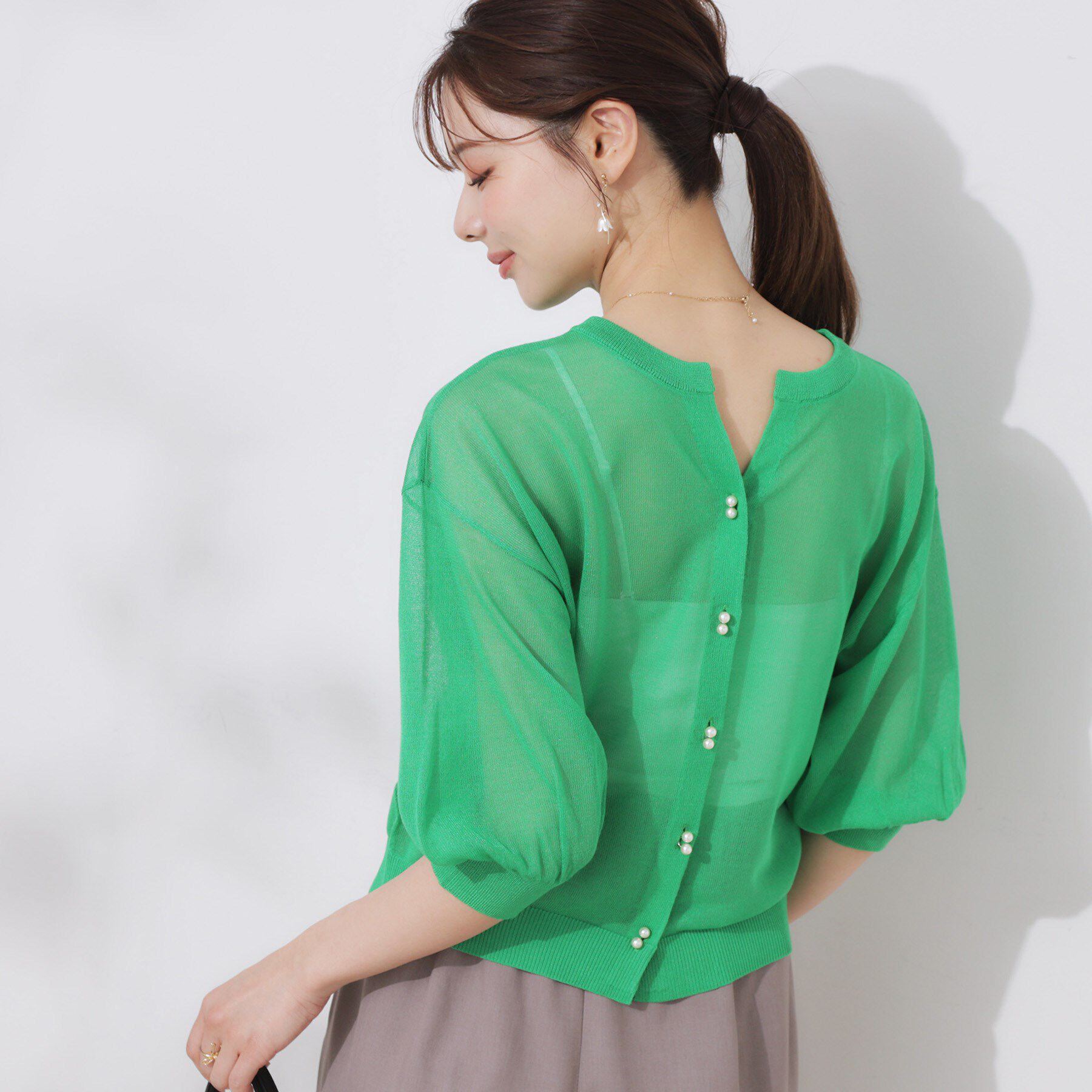 Couture broach「【前後2WAY・二の腕カバー】ダブルパール調釦5分袖シアーカーディガントップス」|カーディガン|