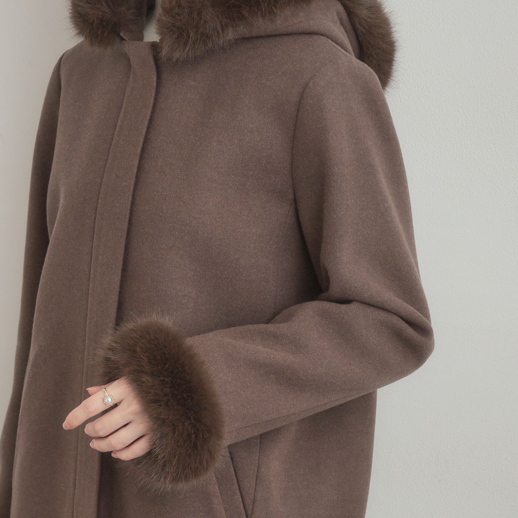 Couture broach「【大人可愛い・フード取り外し可能】フードフェイクファー ハーフ丈コート」|その他|