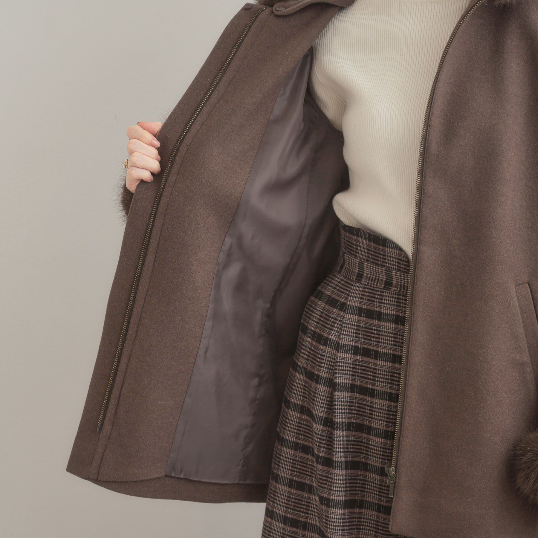 Couture broach「【大人可愛い・フード取り外し可能】フードフェイクファー ハーフ丈コート」|その他|