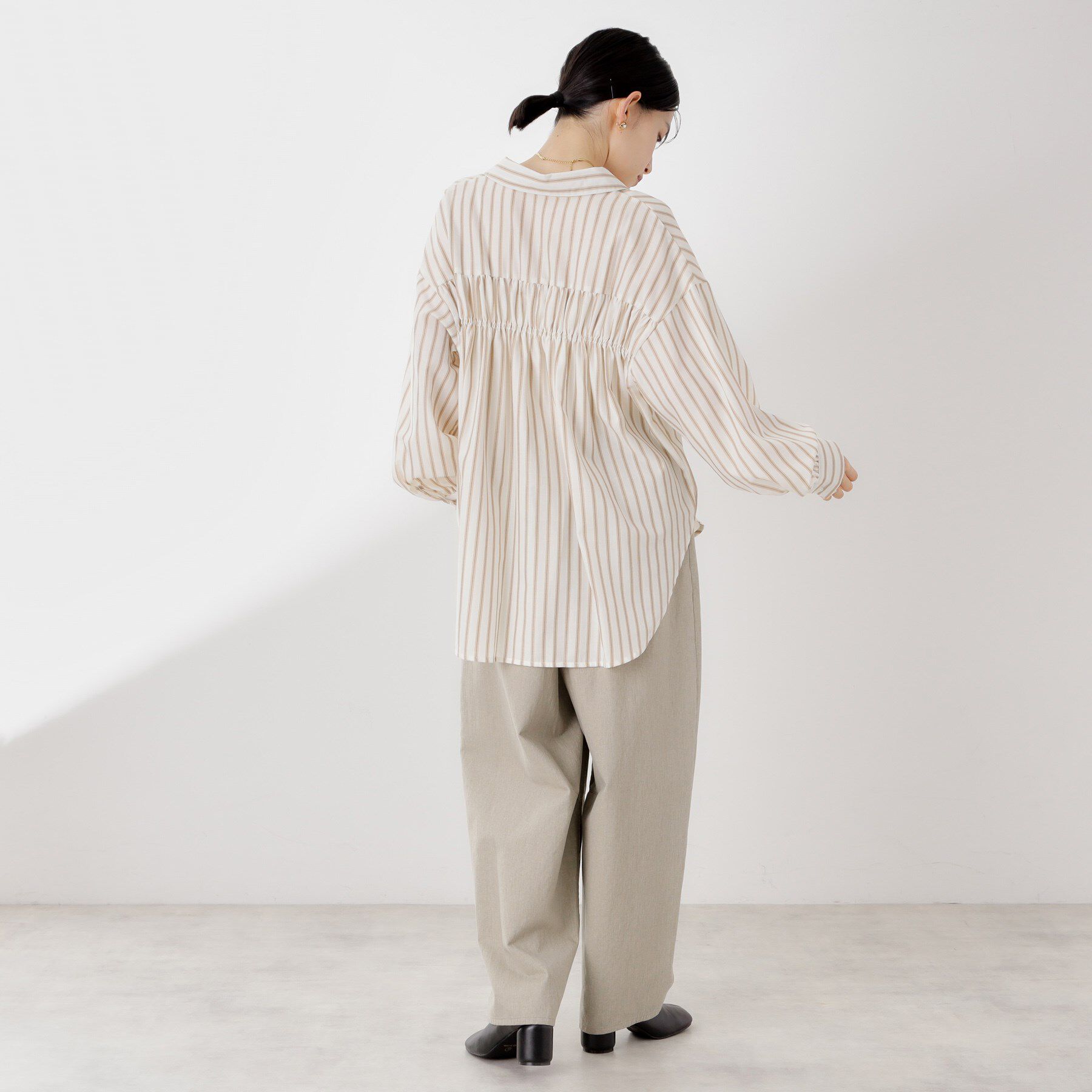 THE SHOP TK「【後ろ姿もサマになる】ストライプ バックシャーリングシャツ/体型カバー/洗える」|シャツ・ブラウス|