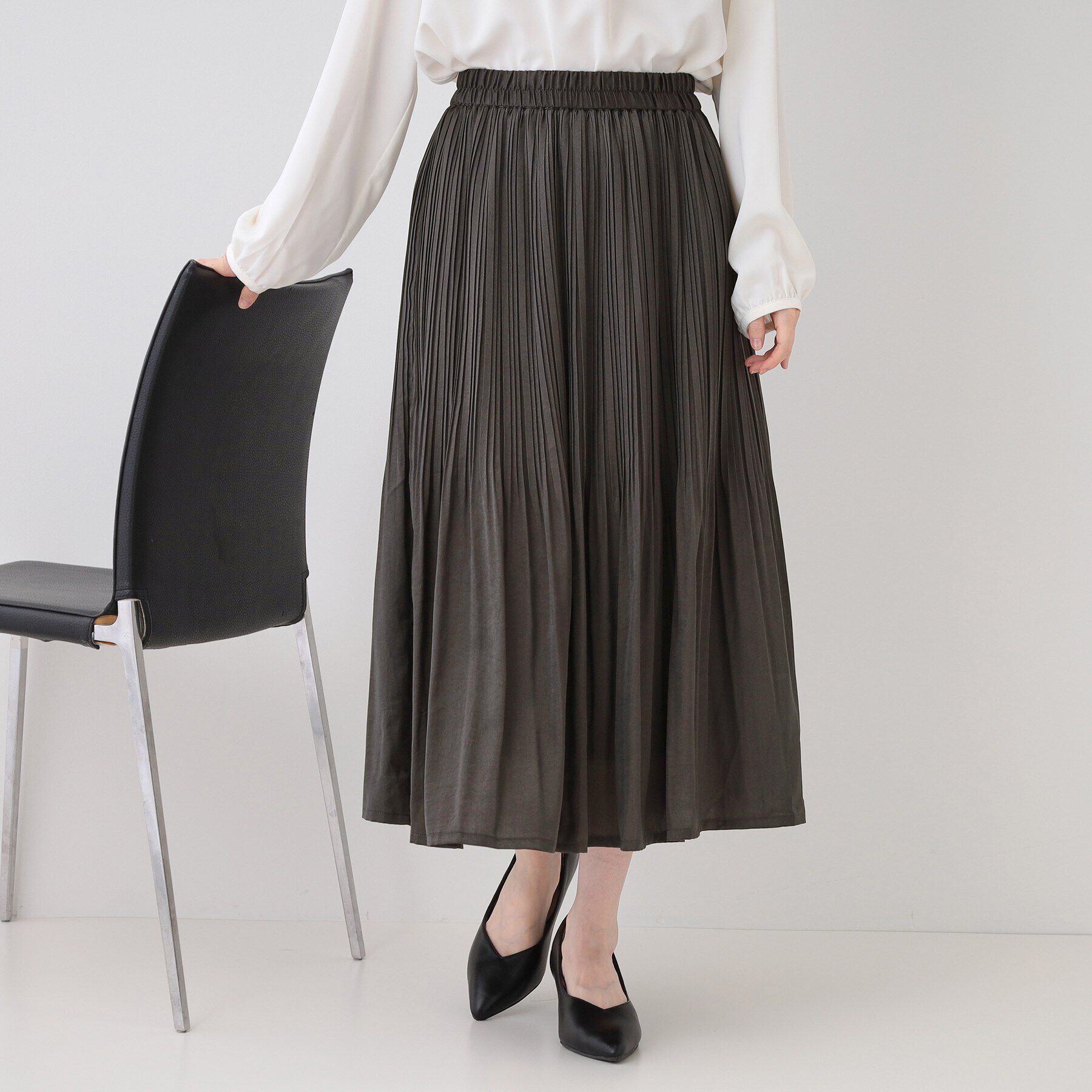 SHOO･LA･RUE「【セレモニーにも】ひらりと揺れる上品シルエット サテンプリーツスカート」|スカート|チャコールグレー(0