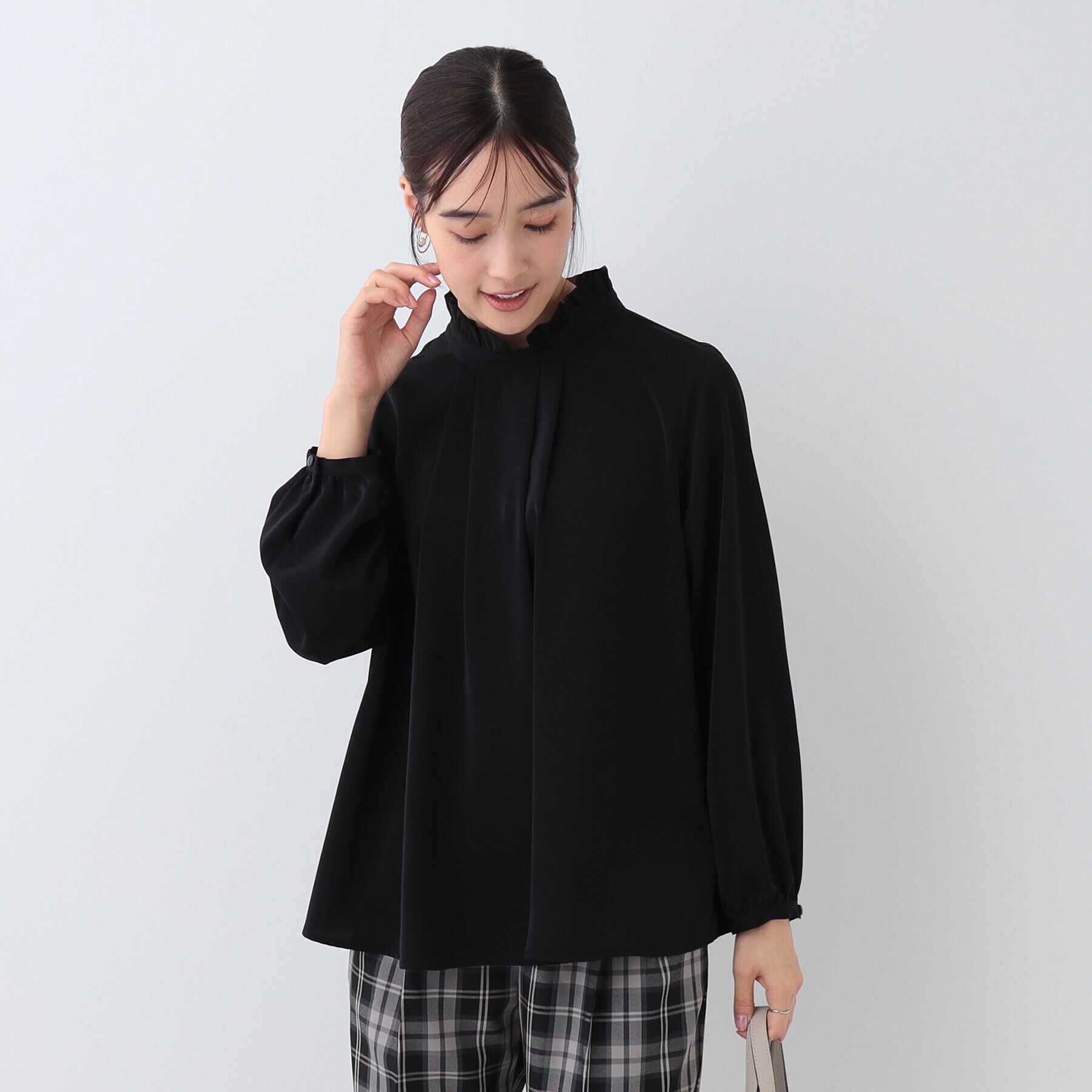 SHOO･LA･RUE「【S-3L/洗える/セレモニー】さらり軽やか スタンドカラー フリルブラウス」|シャツ・ブラウス|