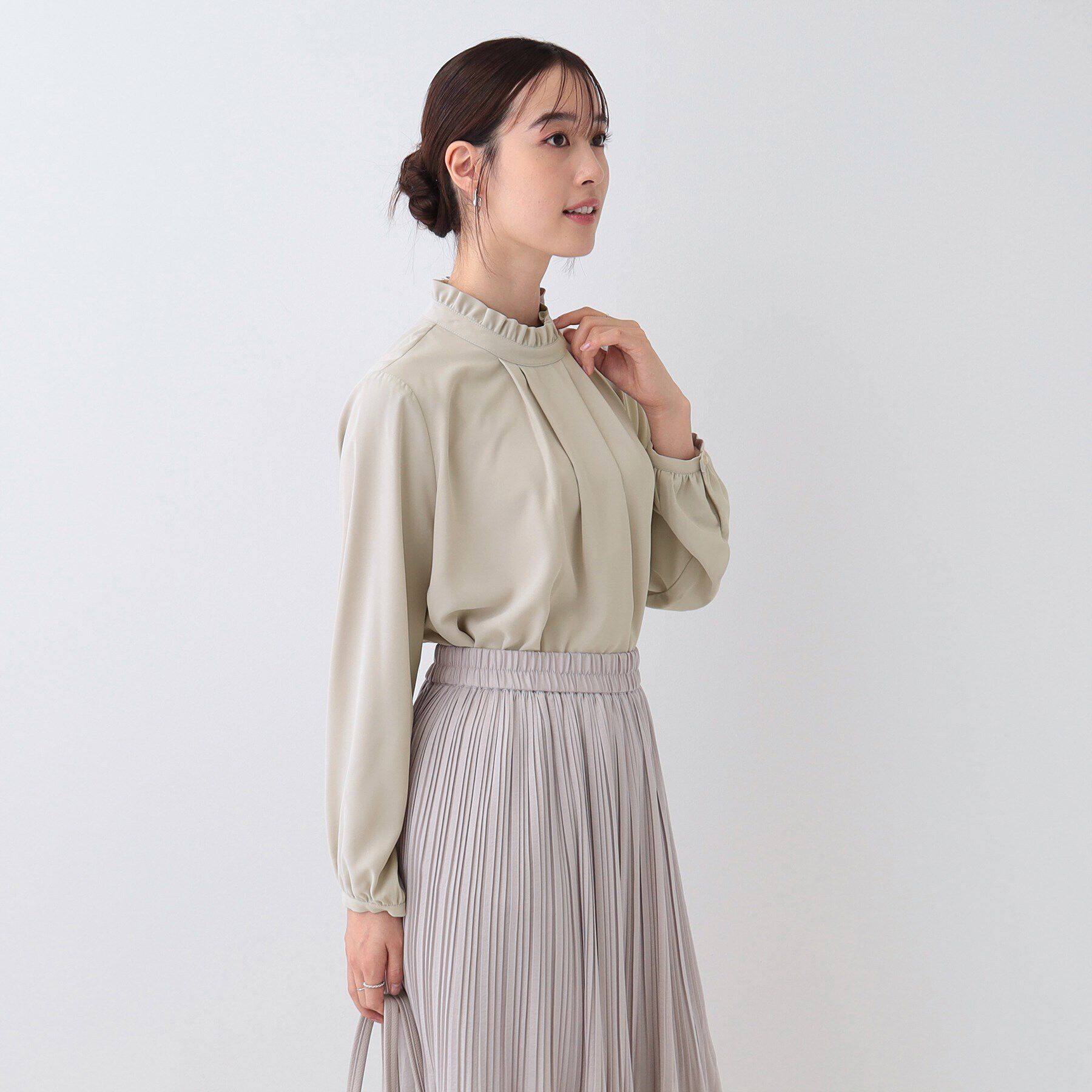 SHOO･LA･RUE「【S-3L/洗える/セレモニー】さらり軽やか スタンドカラー フリルブラウス」|シャツ・ブラウス|