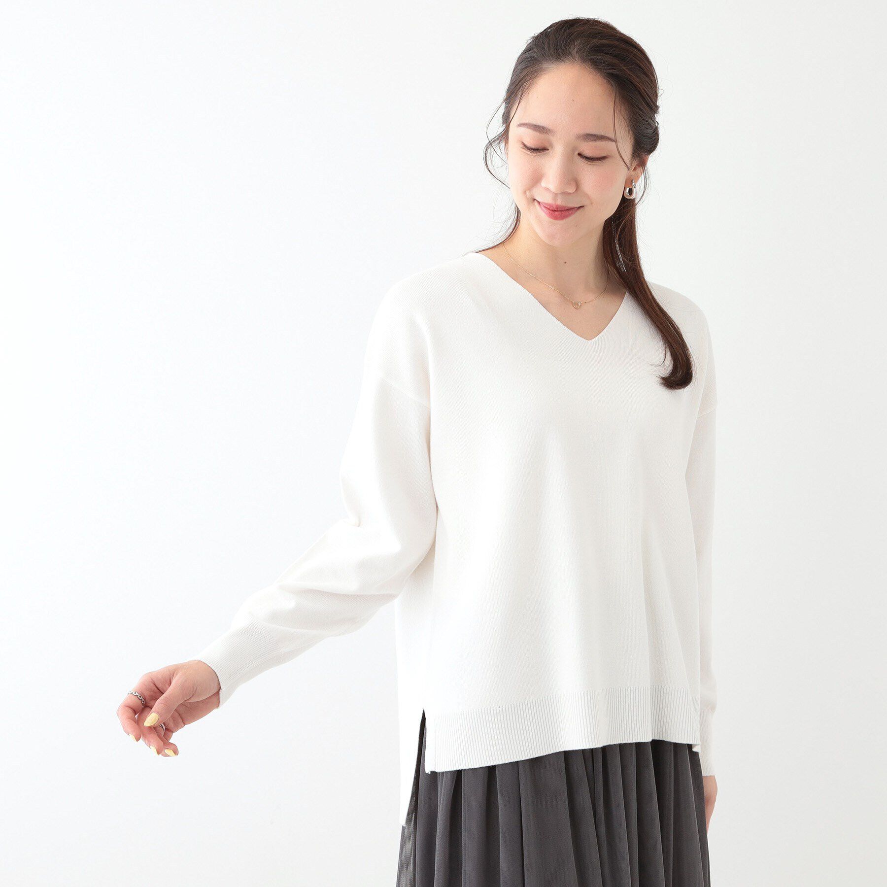 SHOO･LA･RUE「【洗える/S-LL】お顔周りすっきり 優しい肌触りのVネックニット」|ニット・セーター|