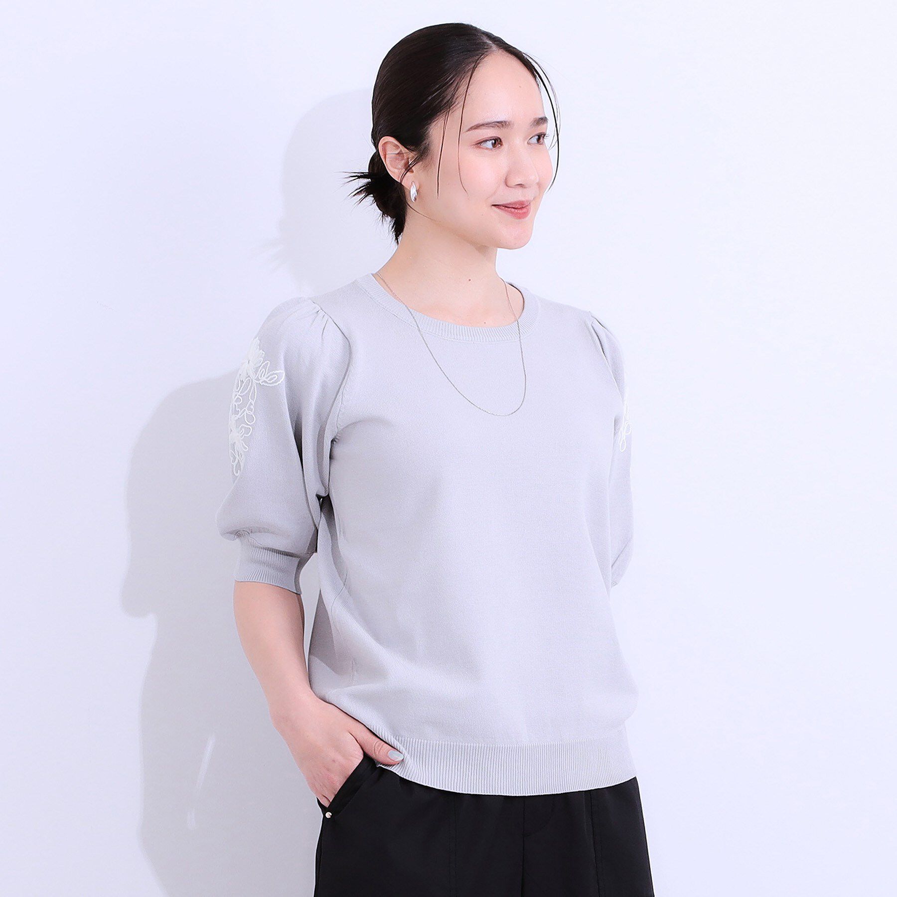SHOO･LA･RUE「【S-LL】お袖刺繍がアクセント ラウンドネックニット」|ニット・セーター|