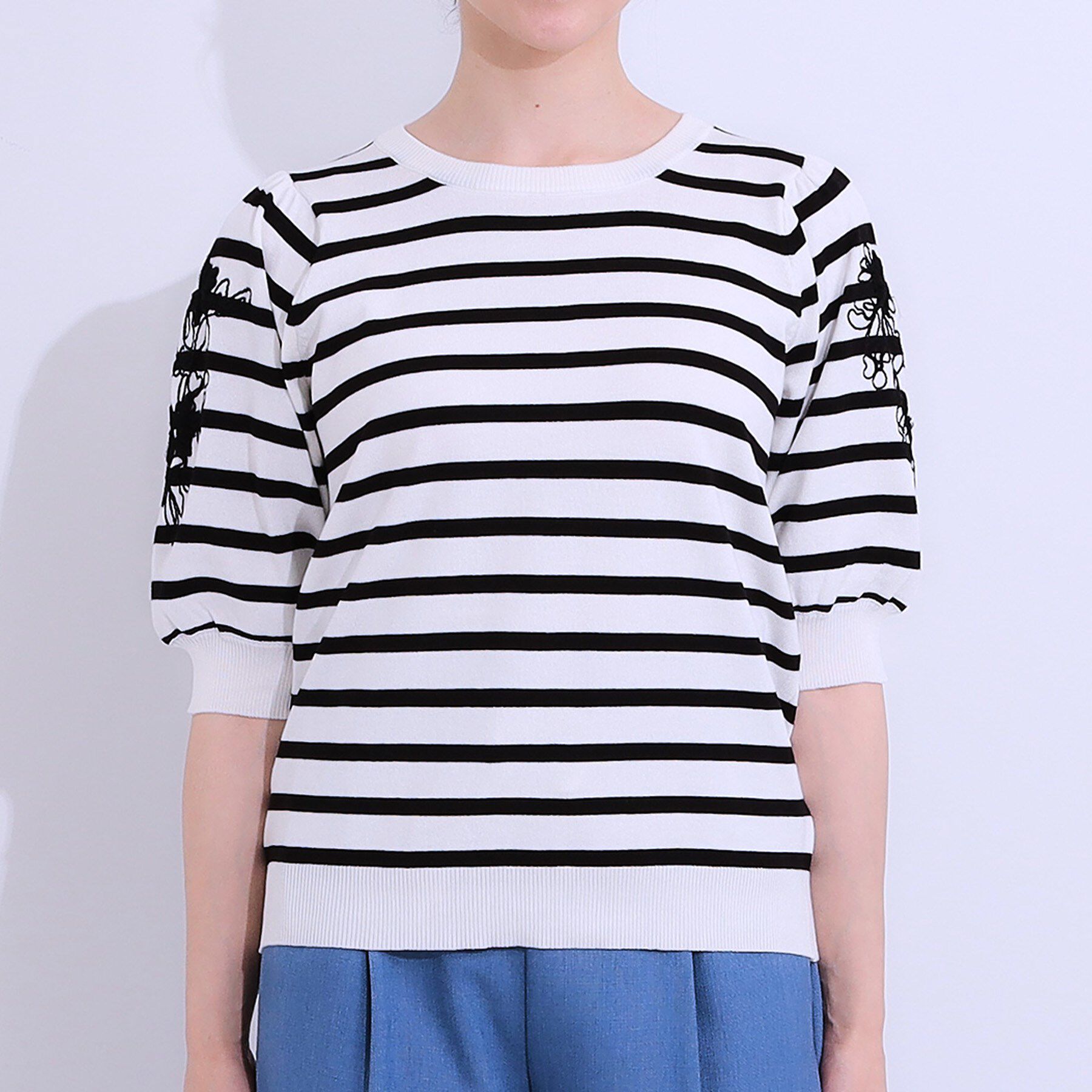 SHOO･LA･RUE「【S-LL】お袖刺繍がアクセント ラウンドネックニット」|ニット・セーター|