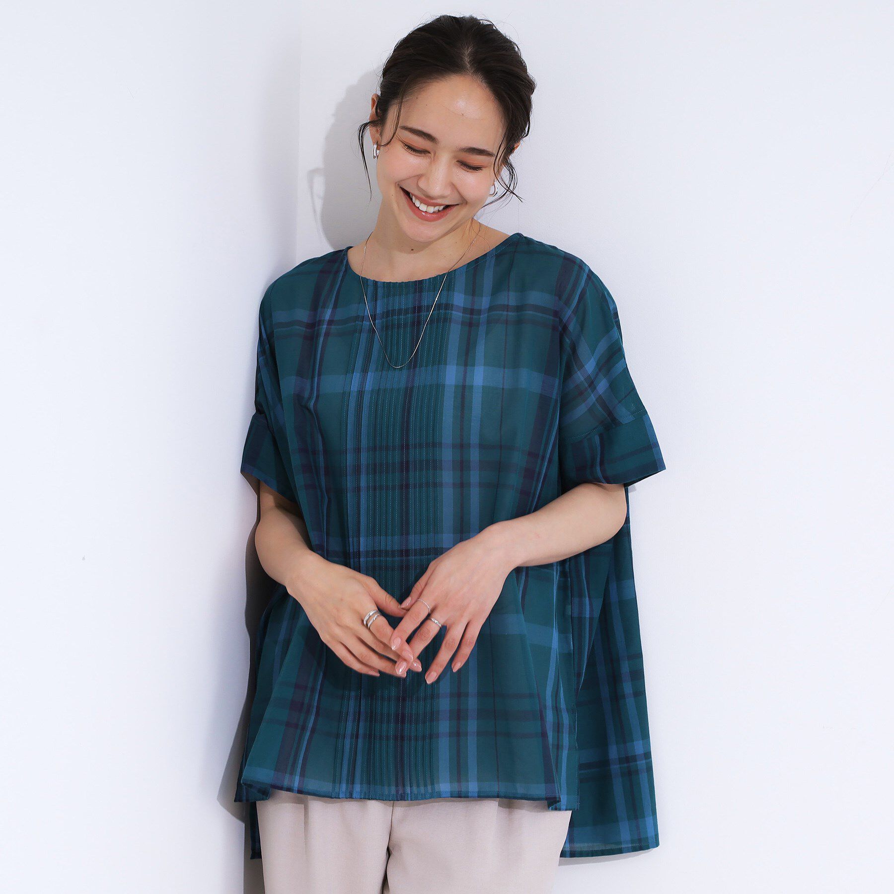 SHOO･LA･RUE「【S-LL/体型カバー】インせず着られる ポンチョシルエット シアーチェックブラウス」|シャツ・ブラウス|