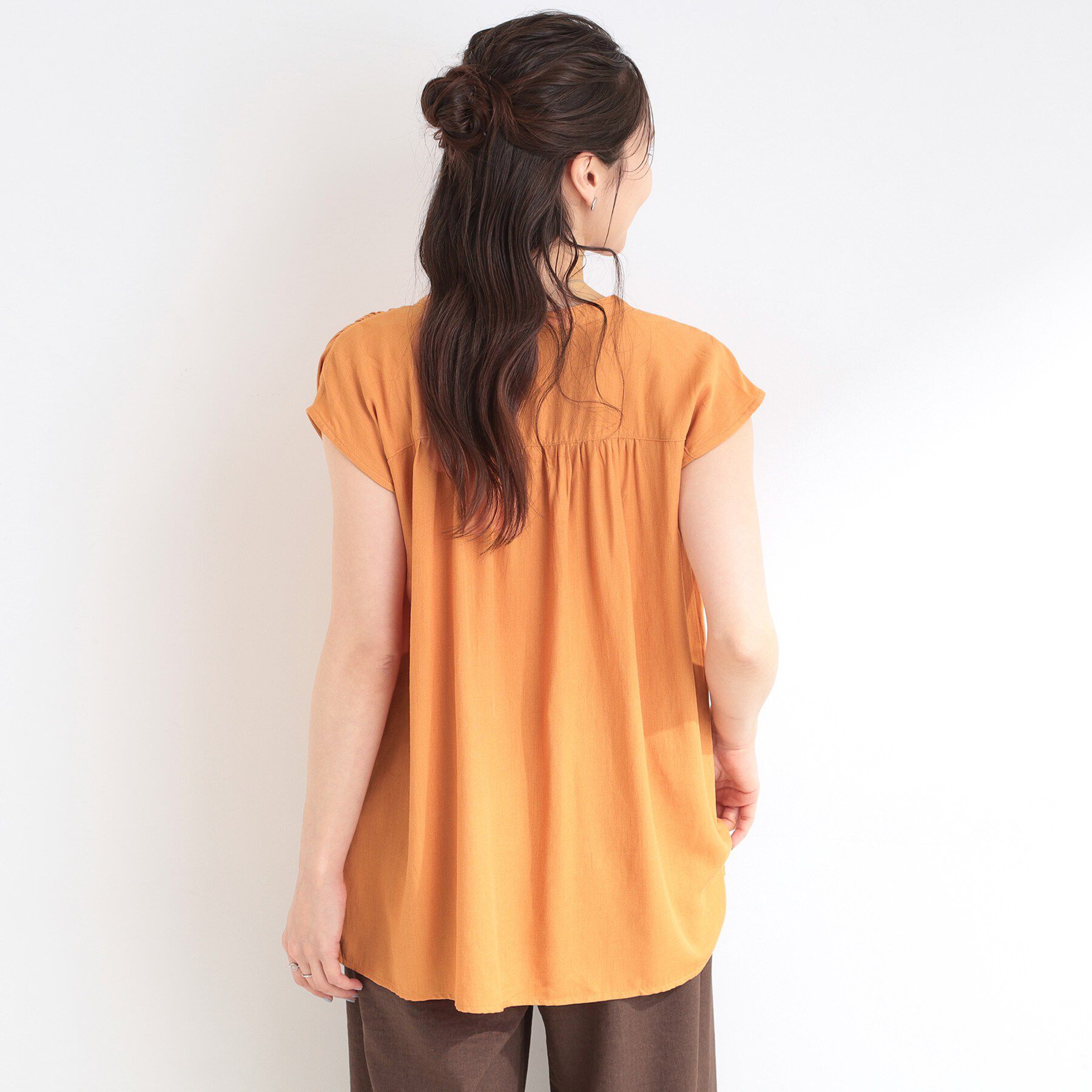 SHOO･LA･RUE「【S-LL/洗濯後しわになりにくい】上品にきれい見え スラブギャザーブラウス」|シャツ・ブラウス|