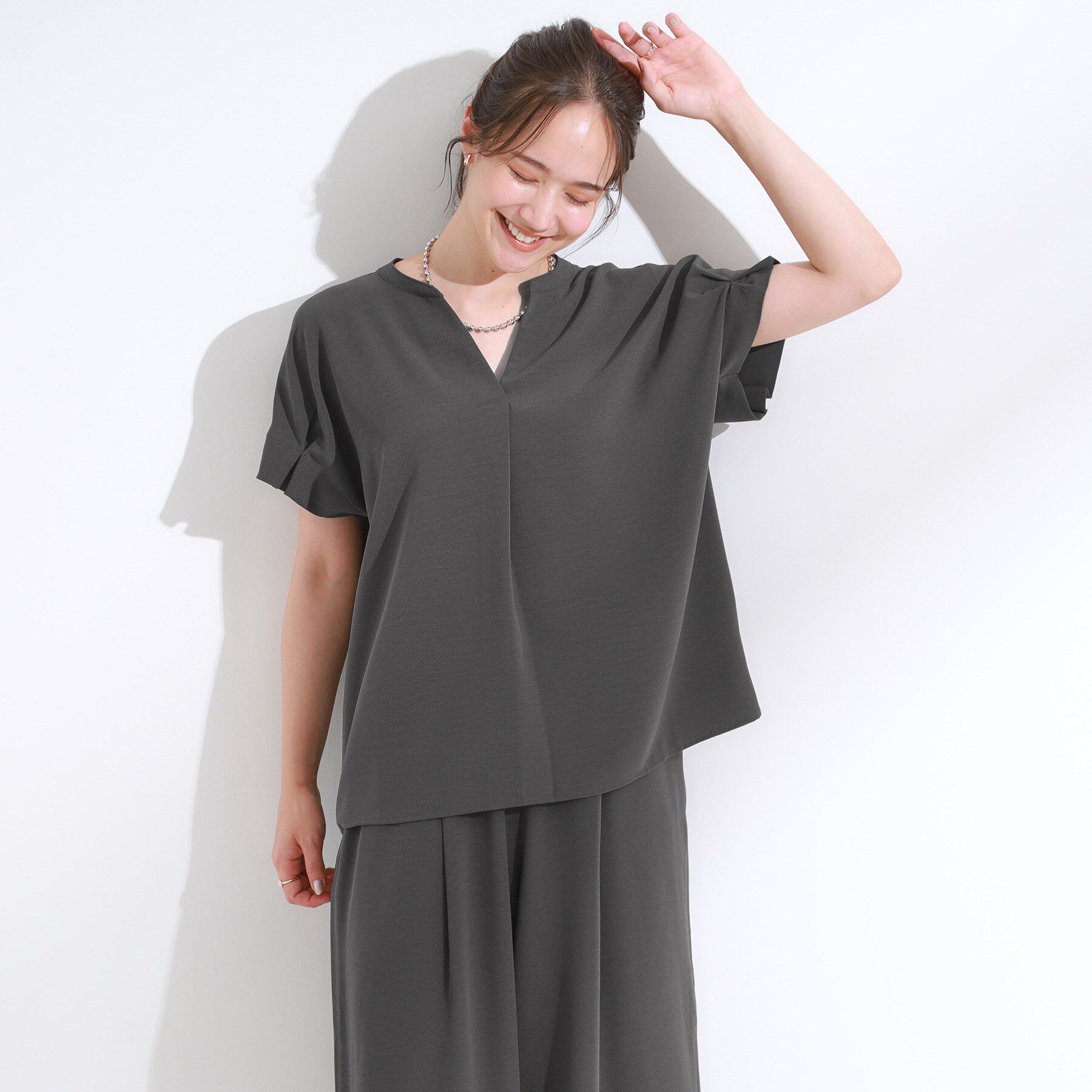 SHOO･LA･RUE「【S-LL/セットアップ可/ひんやり】きちんと見えで上品 お袖タック スキッパーブラウス」|シャツ・ブラウス|