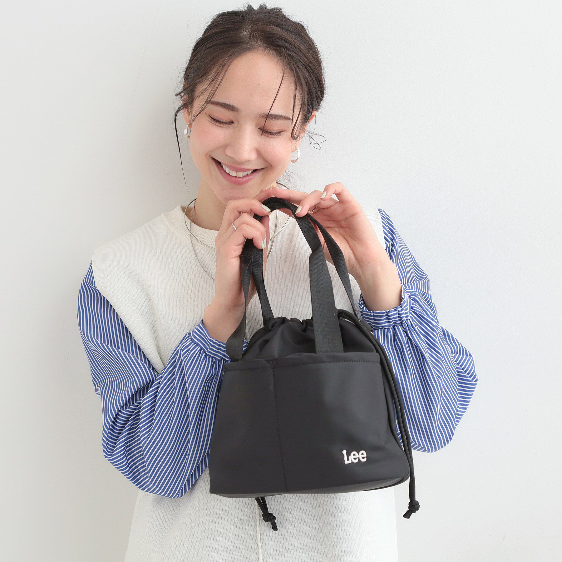 SHOO･LA･RUE「【Lee別注／撥水】巾着ショルダーバッグ」|ショルダー・メッセンジャー|ブラック(019)