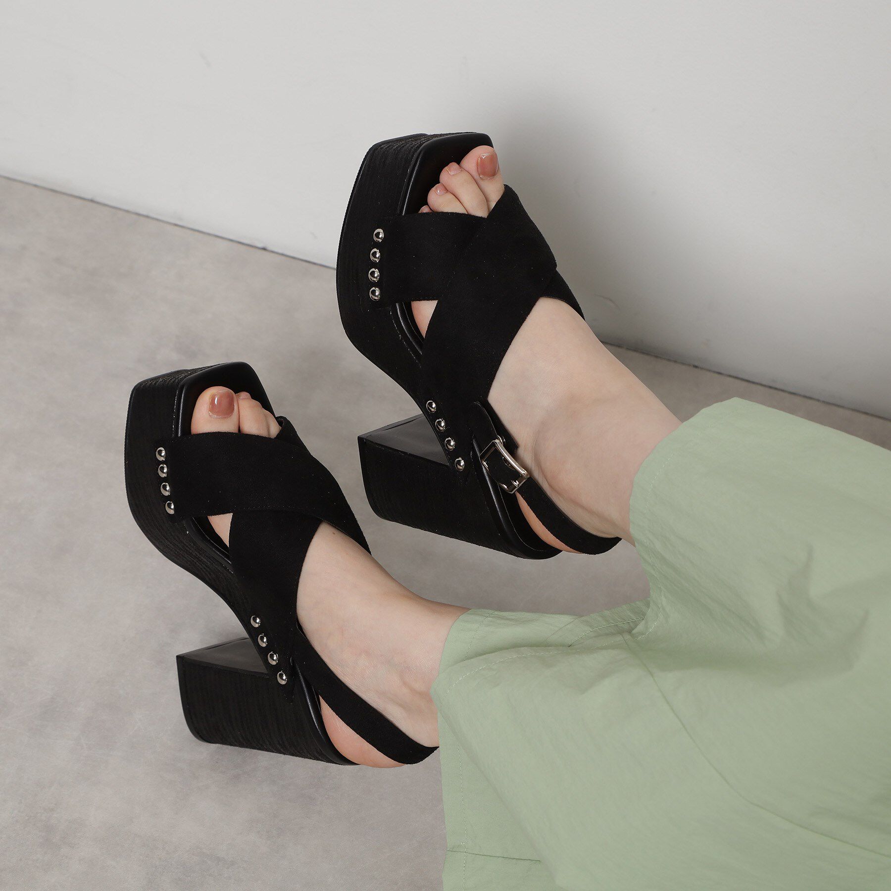 ESPERANZA「【ラク盛り／サンダル】リピーター続出／脚長美脚 クロススタッズサンダル」|サンダル|