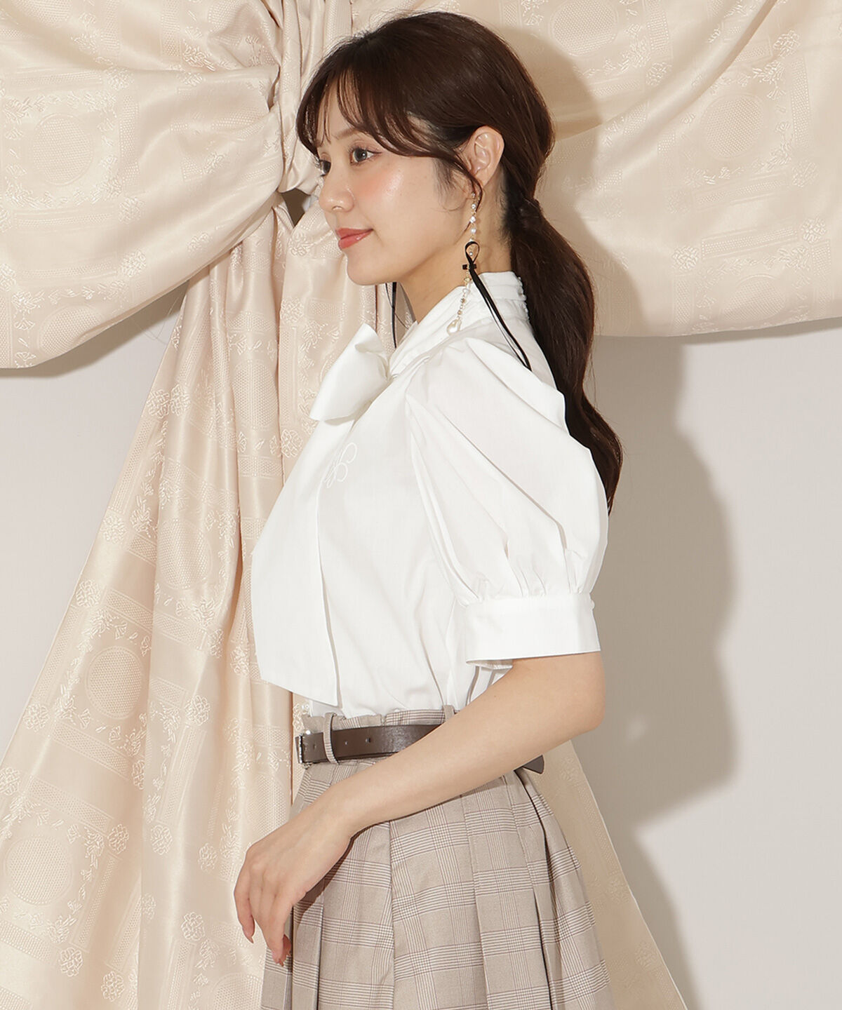 WILLSELECTION「モノグラム刺しゅうリボンタイブラウス」|シャツ・ブラウス|