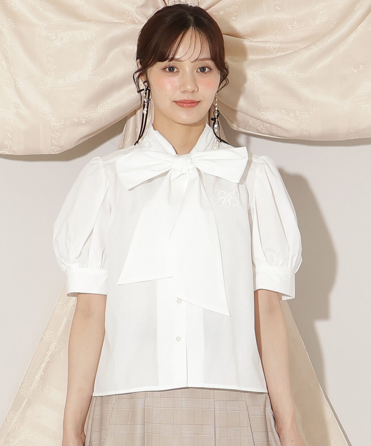 WILLSELECTION「モノグラム刺しゅうリボンタイブラウス」|シャツ・ブラウス|