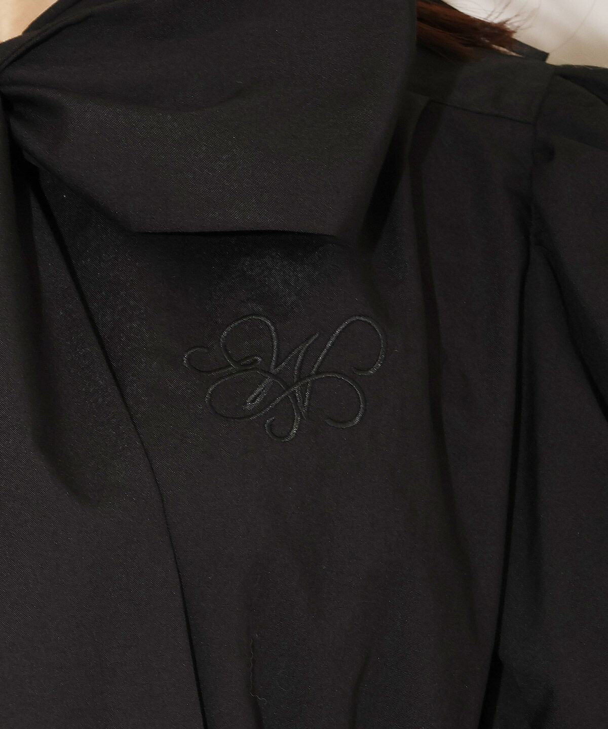 WILLSELECTION「モノグラム刺しゅうリボンタイブラウス」|シャツ・ブラウス|